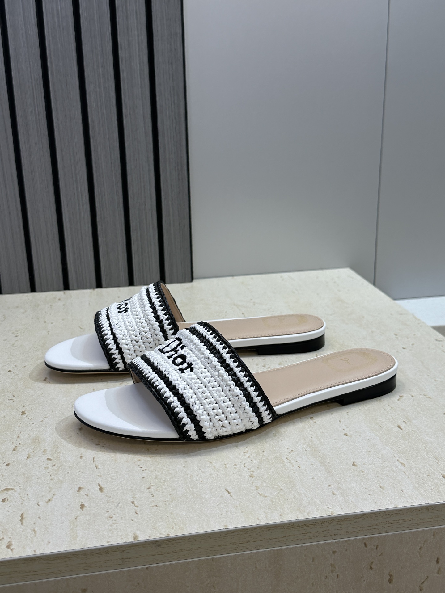 迪奥 Dior 2026 春夏新款 Woven 平底一字拖沙滩女鞋  CD字母logo立体刺绣粗跟圆头露