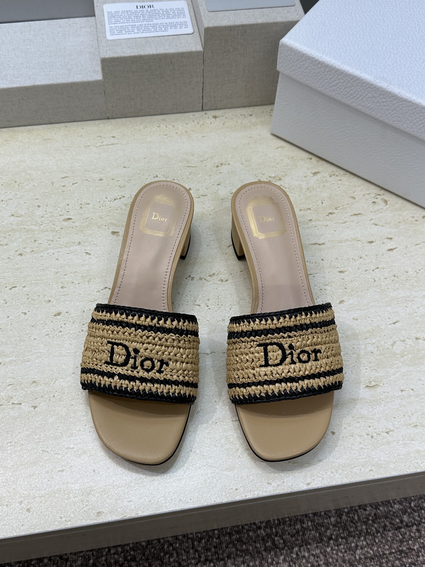 迪奥 Dior 2026 春夏新款 Woven 平底一字拖沙滩女鞋  CD字母logo立体刺绣粗跟圆头露