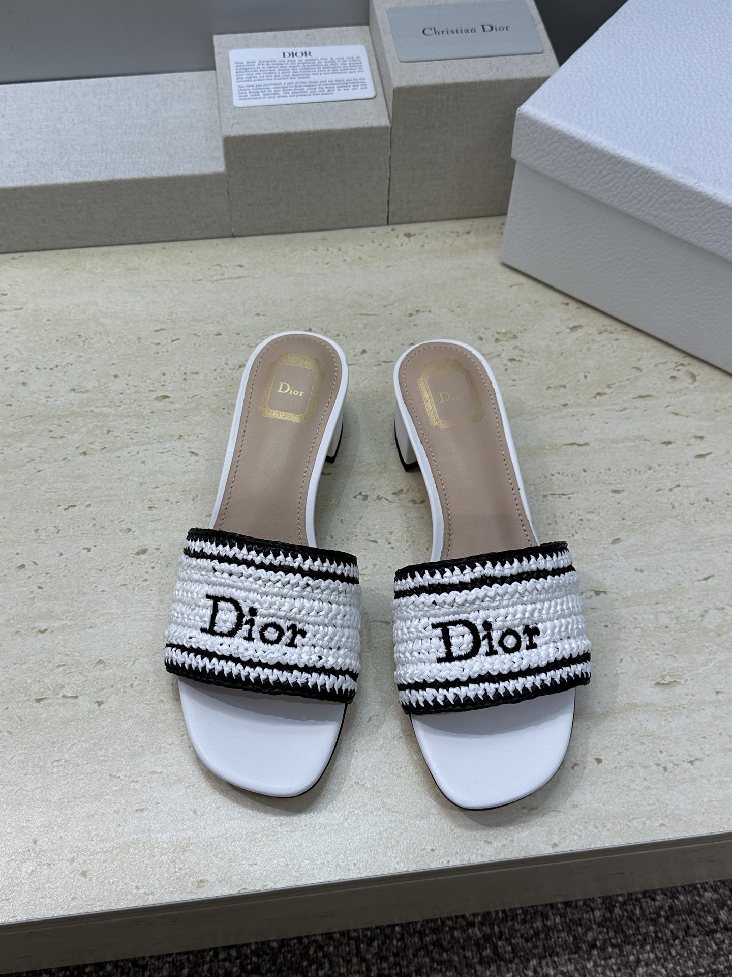 迪奥 Dior 2026 春夏新款 Woven 平底一字拖沙滩女鞋  CD字母logo立体刺绣粗跟圆头露