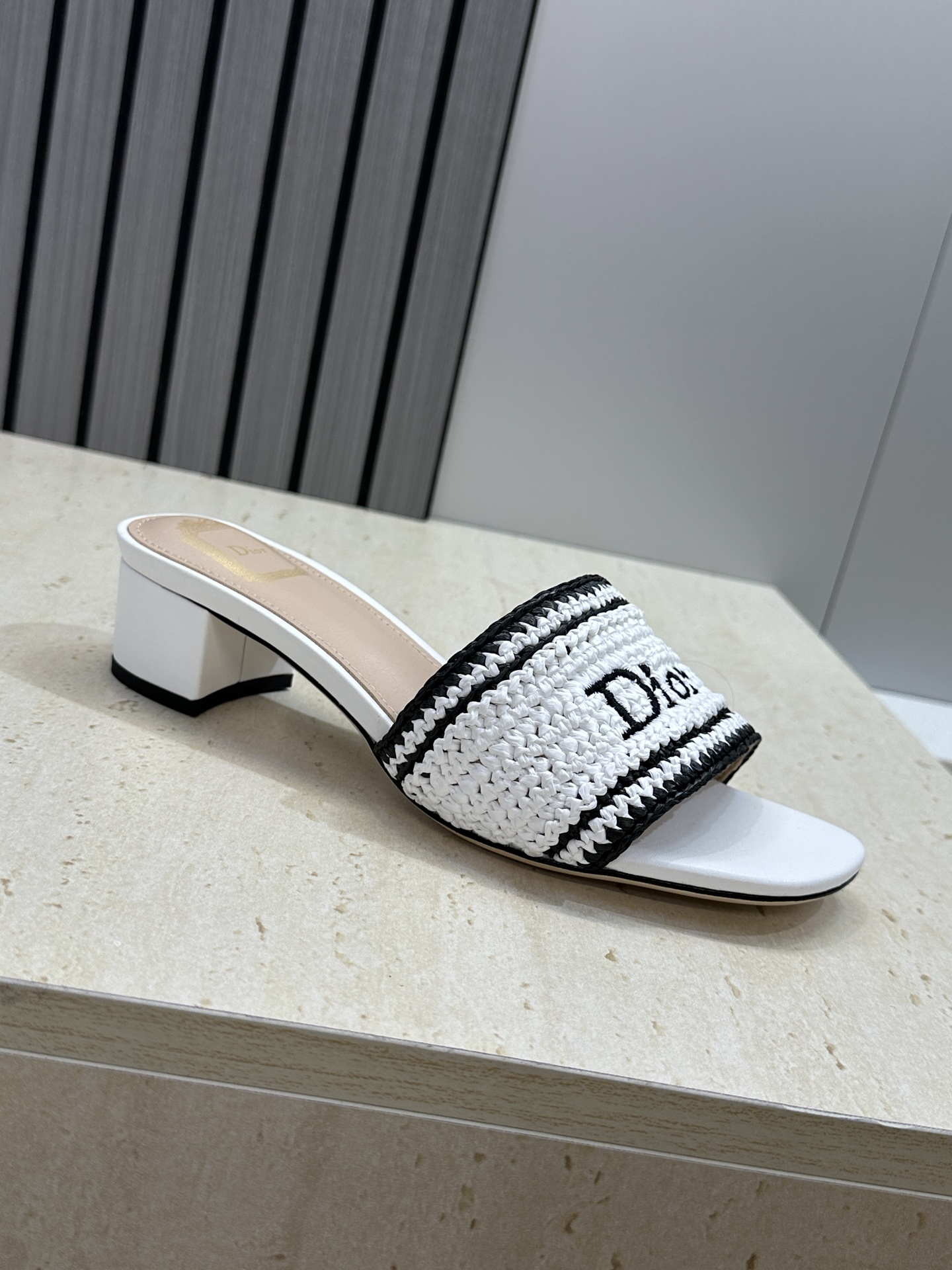 迪奥 Dior 2026 春夏新款 Woven 平底一字拖沙滩女鞋  CD字母logo立体刺绣粗跟圆头露