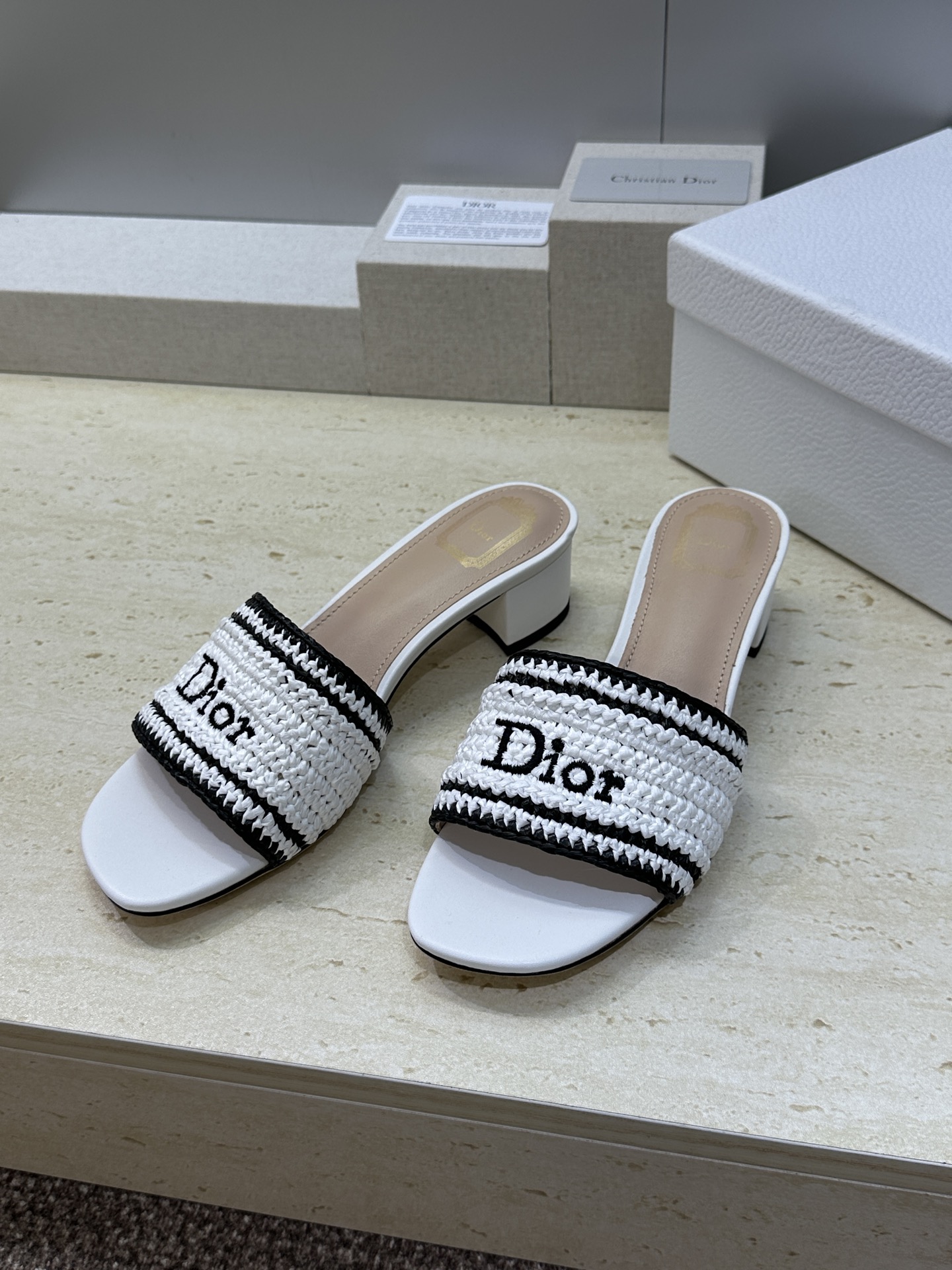 迪奥 Dior 2026 春夏新款 Woven 平底一字拖沙滩女鞋  CD字母logo立体刺绣粗跟圆头露