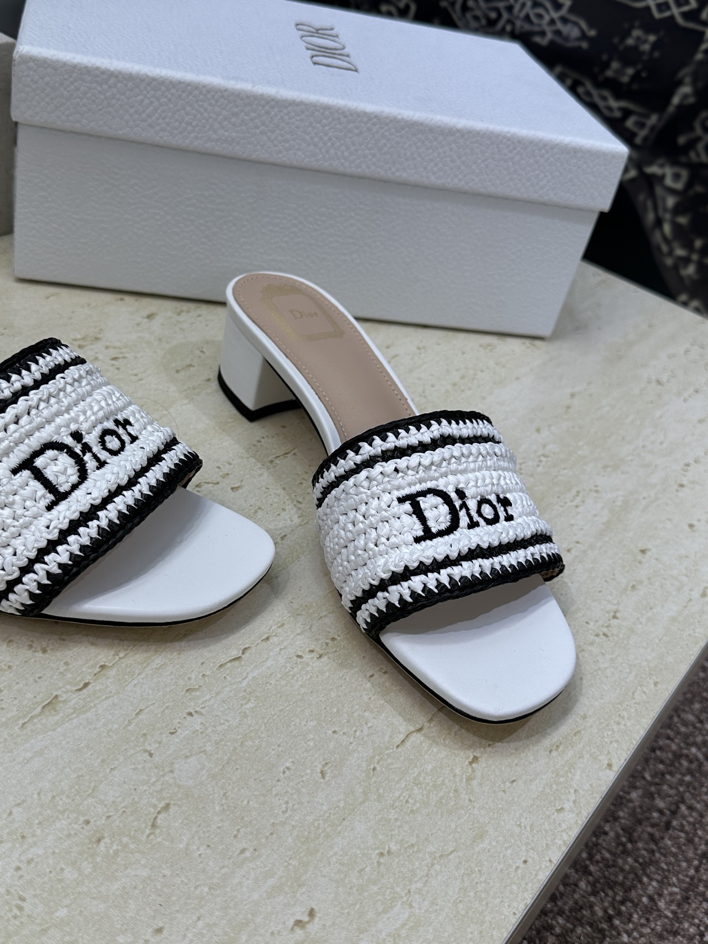 迪奥 Dior 2026 春夏新款 Woven 平底一字拖沙滩女鞋  CD字母logo立体刺绣粗跟圆头露