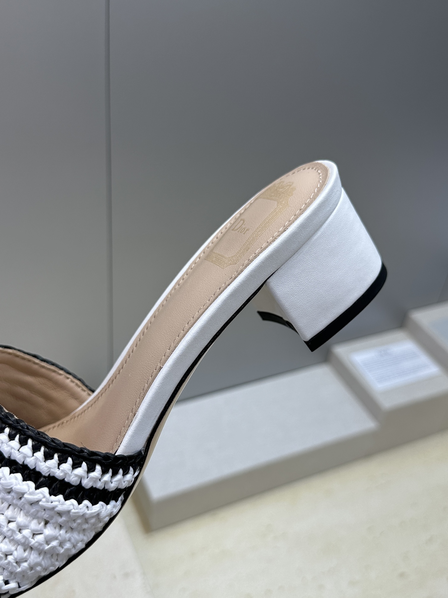 迪奥 Dior 2026 春夏新款 Woven 平底一字拖沙滩女鞋  CD字母logo立体刺绣粗跟圆头露