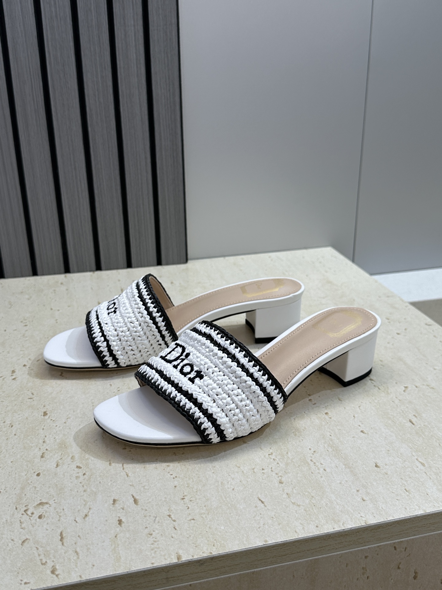 迪奥 Dior 2026 春夏新款 Woven 平底一字拖沙滩女鞋  CD字母logo立体刺绣粗跟圆头露