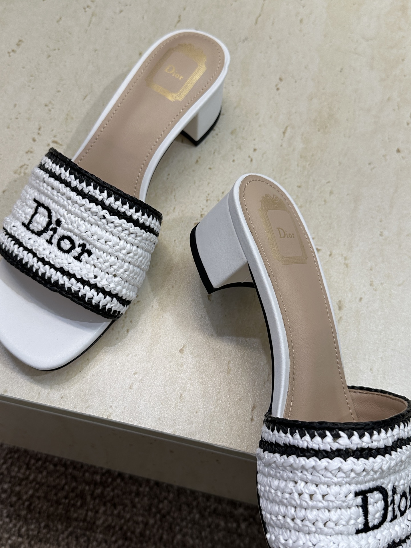 迪奥 Dior 2026 春夏新款 Woven 平底一字拖沙滩女鞋  CD字母logo立体刺绣粗跟圆头露