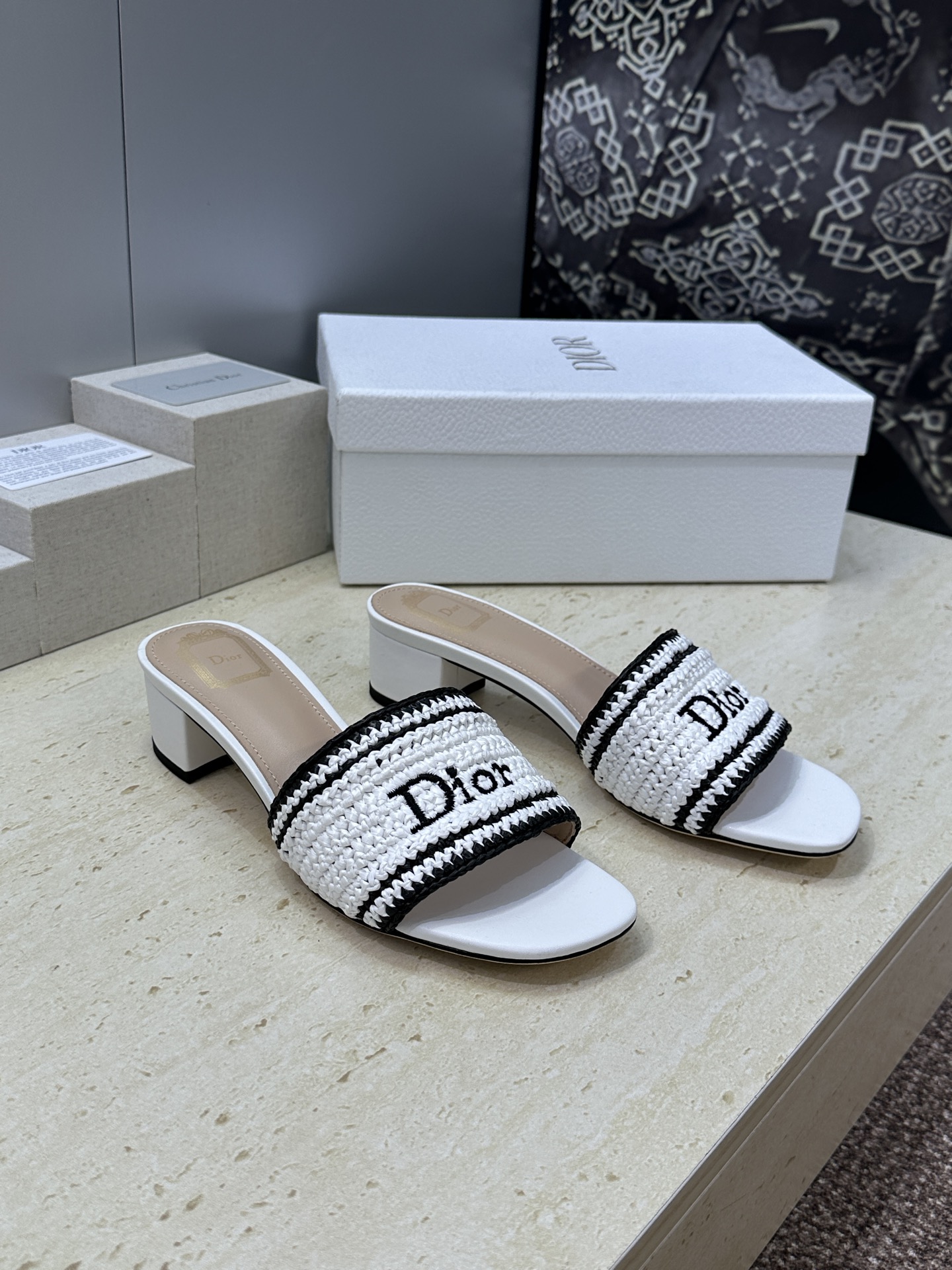 迪奥 Dior 2026 春夏新款 Woven 平底一字拖沙滩女鞋  CD字母logo立体刺绣粗跟圆头露
