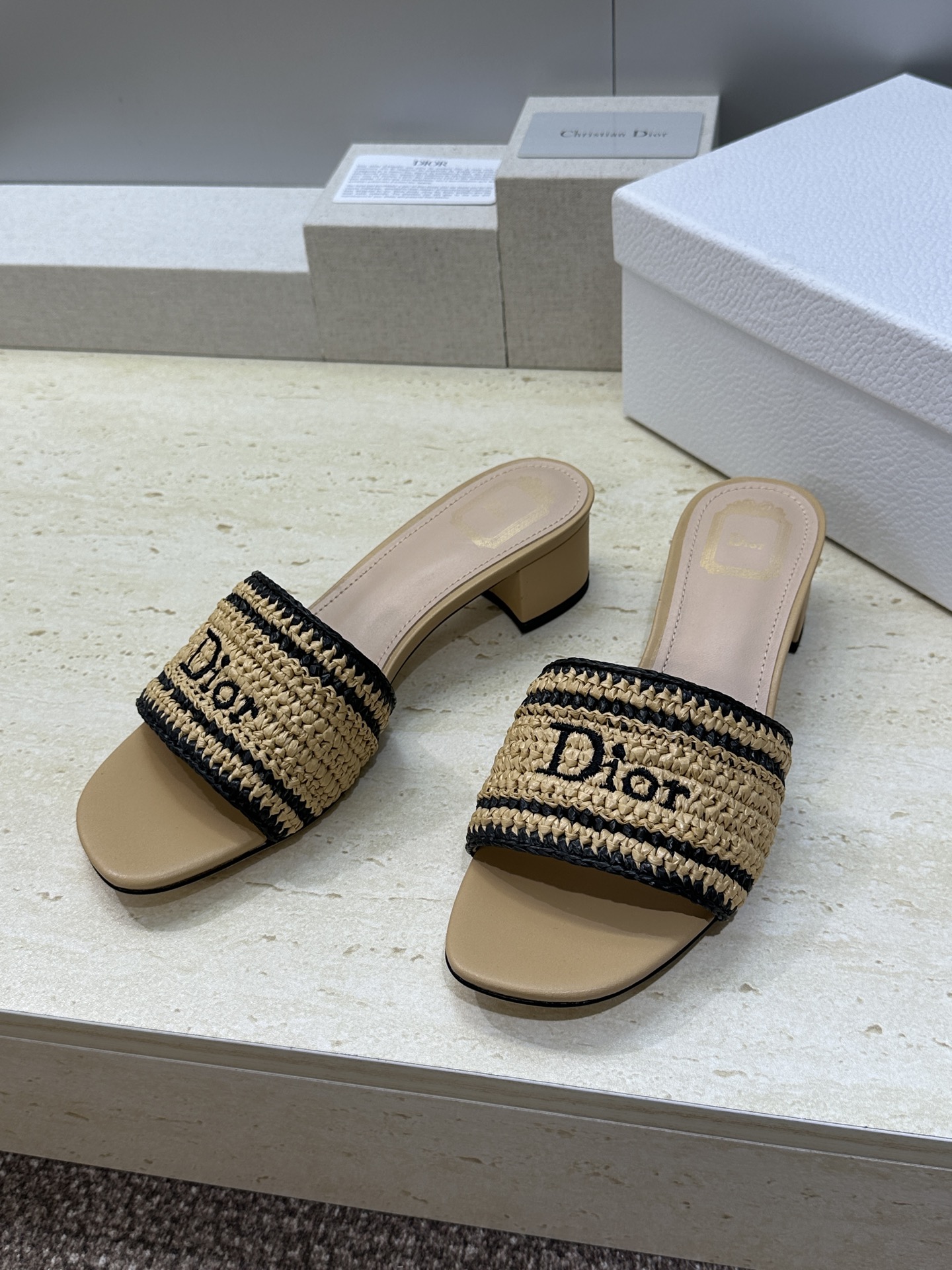 迪奥 Dior 2026 春夏新款 Woven 平底一字拖沙滩女鞋  CD字母logo立体刺绣粗跟圆头露