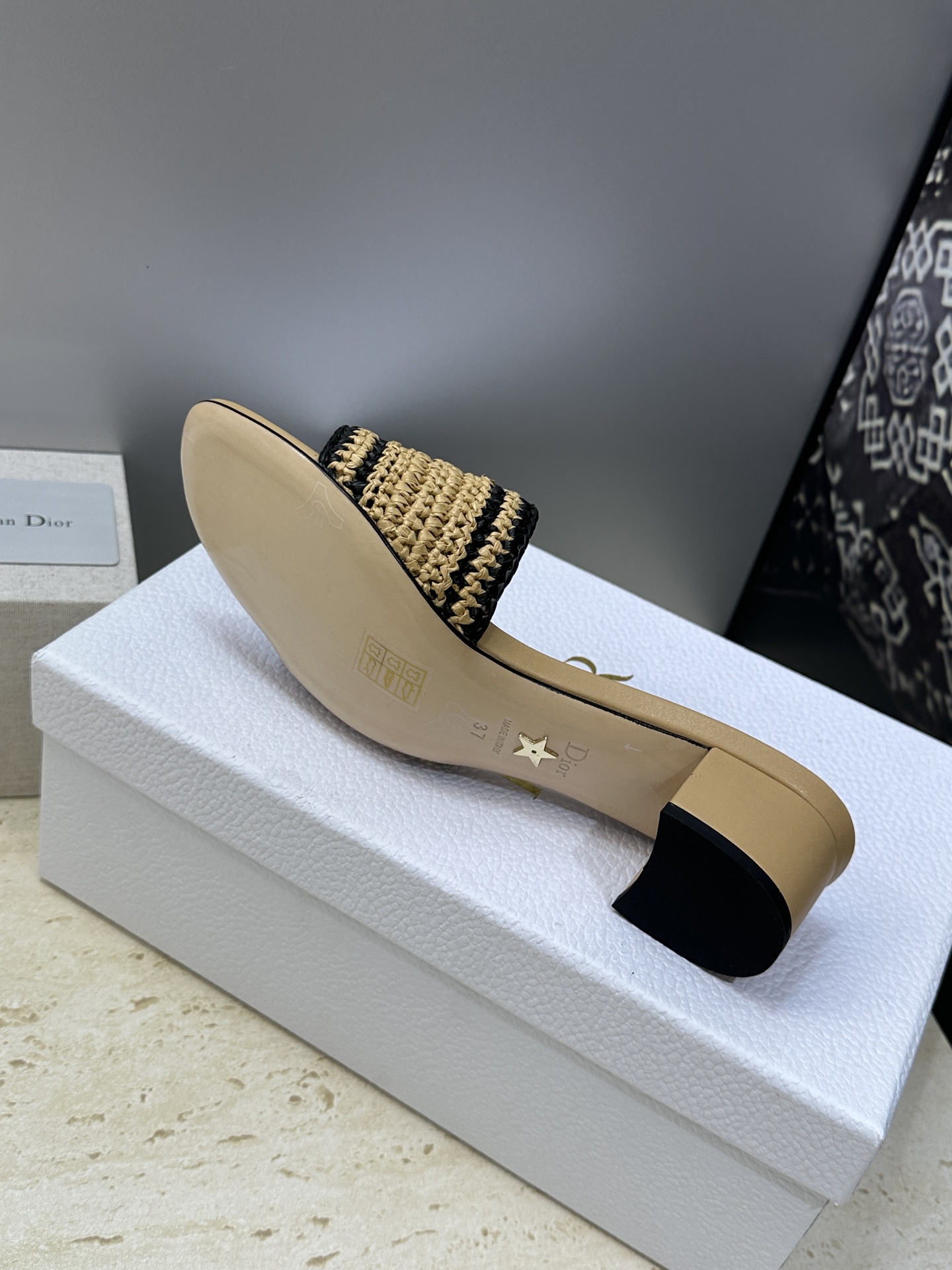 迪奥 Dior 2026 春夏新款 Woven 平底一字拖沙滩女鞋  CD字母logo立体刺绣粗跟圆头露