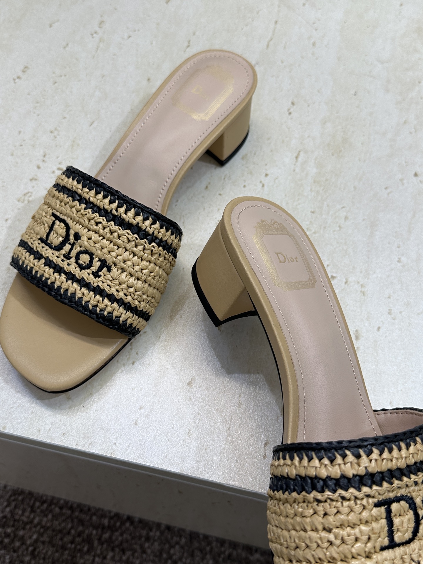 迪奥 Dior 2026 春夏新款 Woven 平底一字拖沙滩女鞋  CD字母logo立体刺绣粗跟圆头露