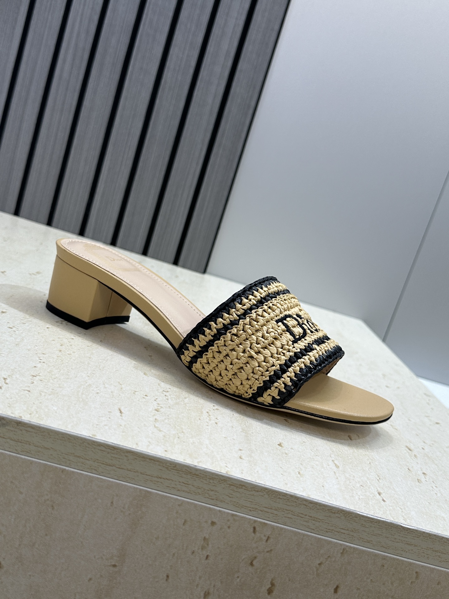 迪奥 Dior 2026 春夏新款 Woven 平底一字拖沙滩女鞋  CD字母logo立体刺绣粗跟圆头露