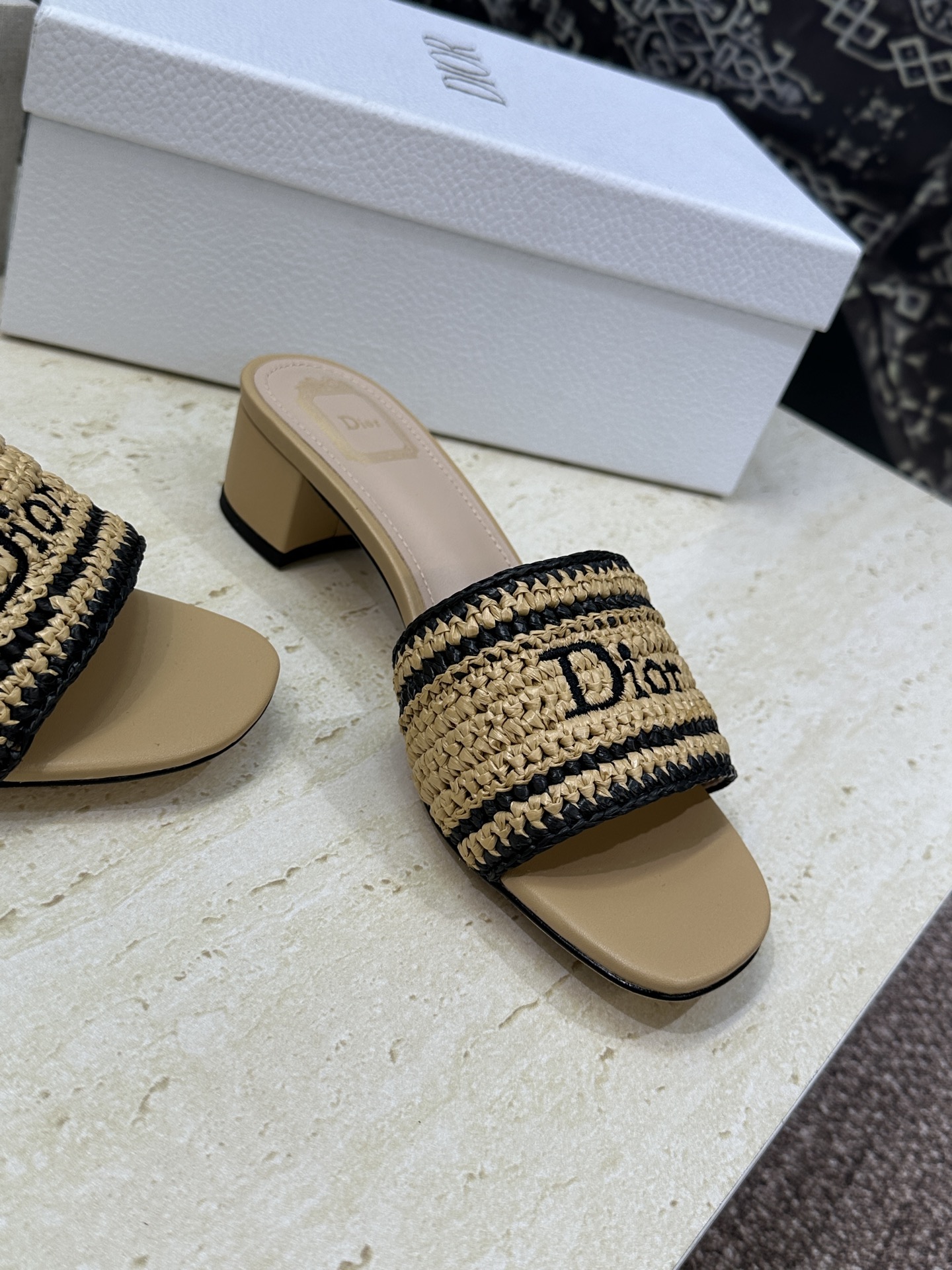 迪奥 Dior 2026 春夏新款 Woven 平底一字拖沙滩女鞋  CD字母logo立体刺绣粗跟圆头露
