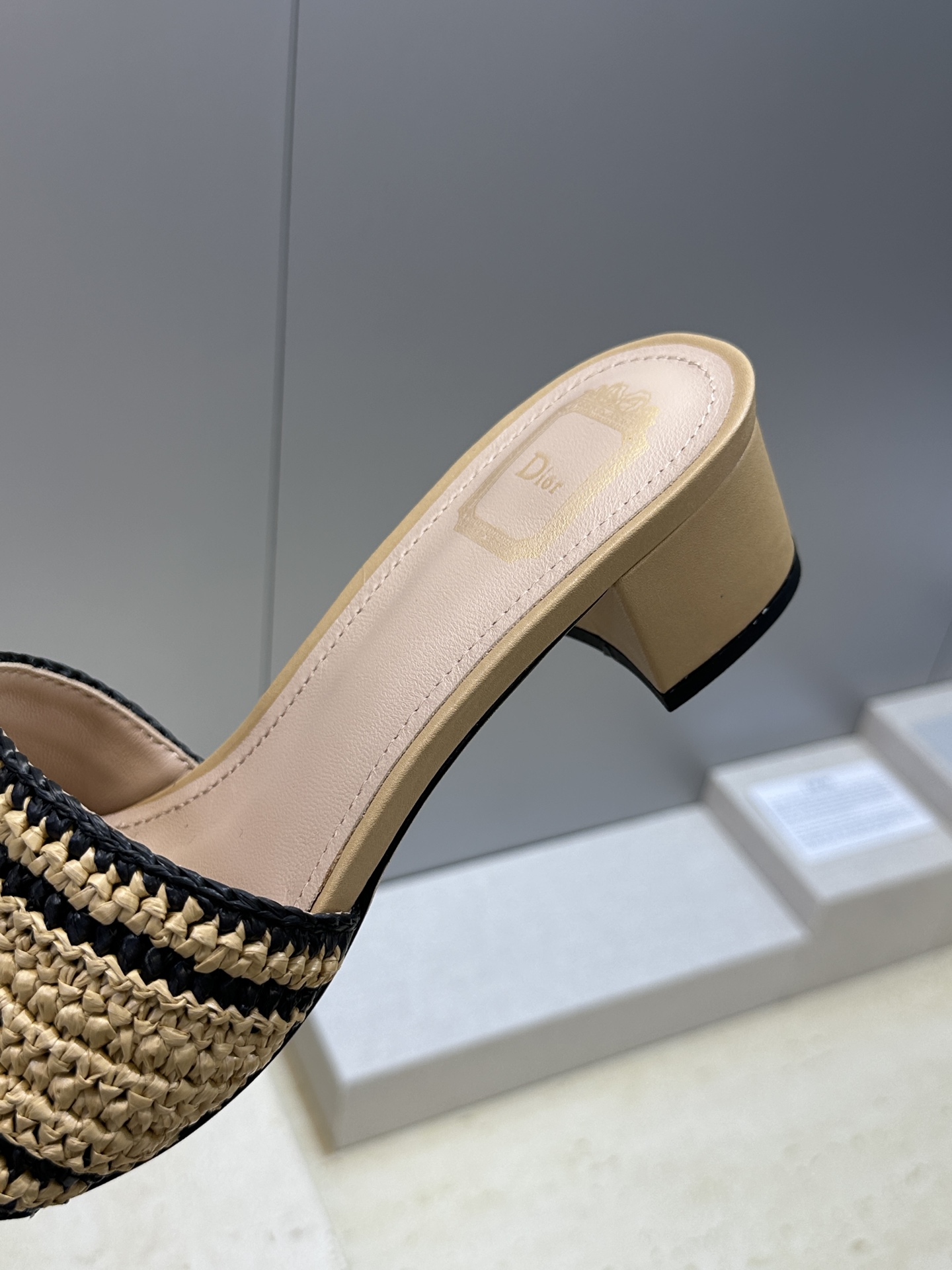 迪奥 Dior 2026 春夏新款 Woven 平底一字拖沙滩女鞋  CD字母logo立体刺绣粗跟圆头露