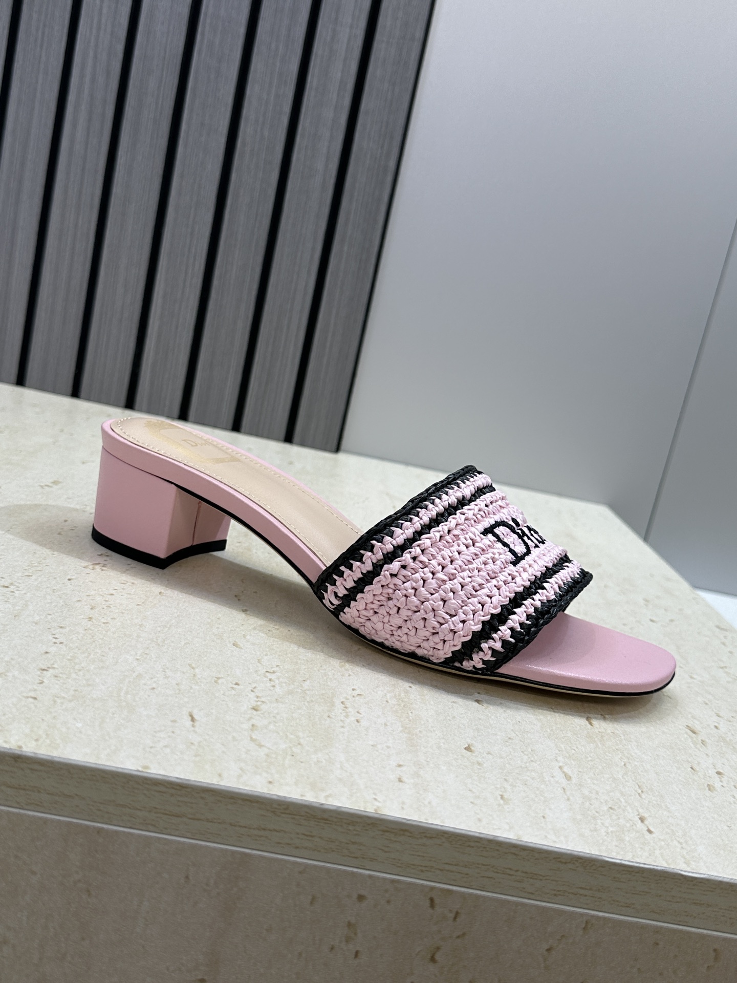 迪奥 Dior 2026 春夏新款 Woven 平底一字拖沙滩女鞋  CD字母logo立体刺绣粗跟圆头露