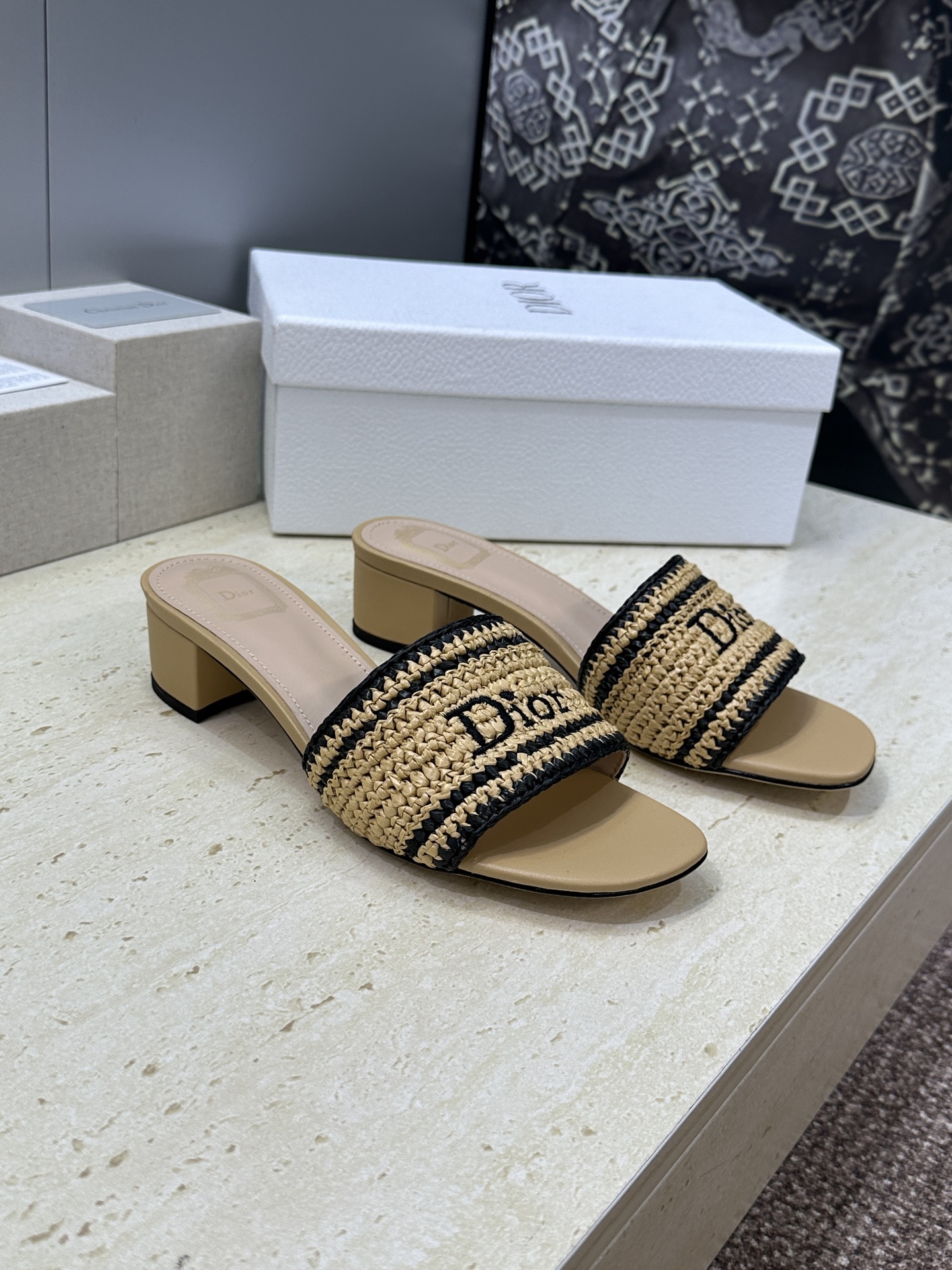 迪奥 Dior 2026 春夏新款 Woven 平底一字拖沙滩女鞋  CD字母logo立体刺绣粗跟圆头露