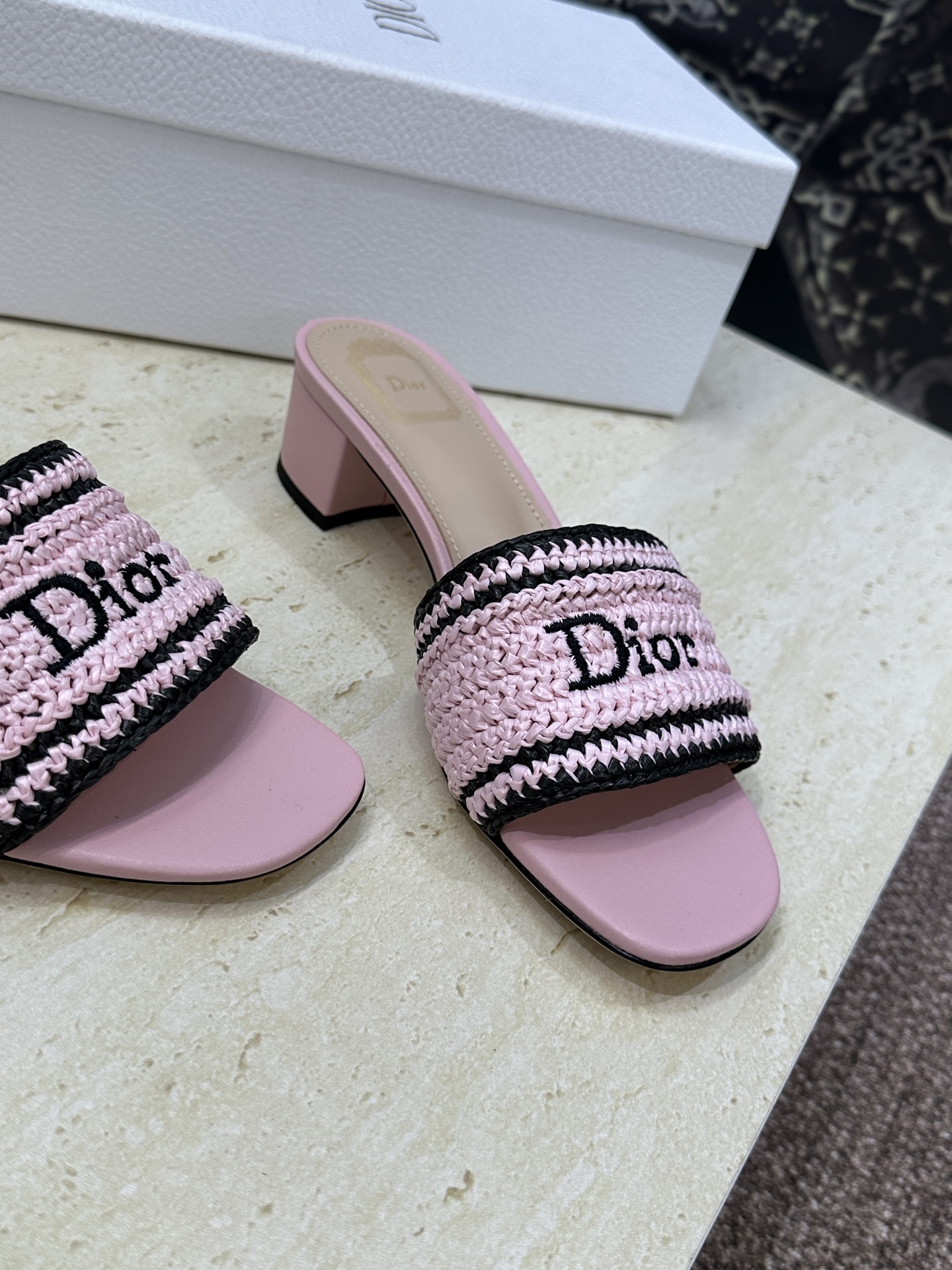 迪奥 Dior 2026 春夏新款 Woven 平底一字拖沙滩女鞋  CD字母logo立体刺绣粗跟圆头露