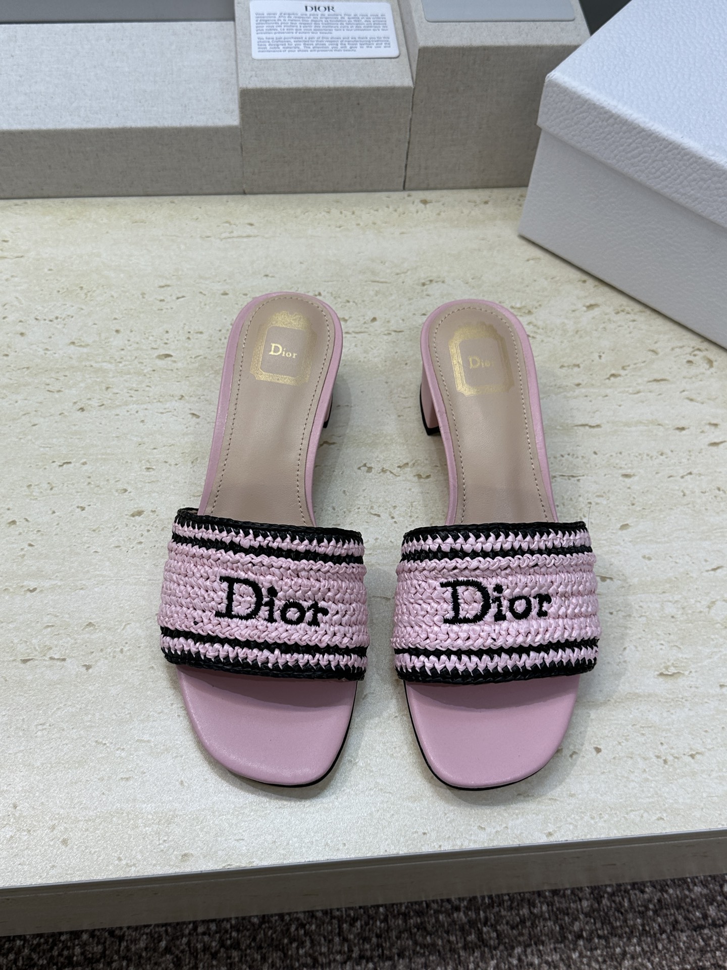 迪奥 Dior 2026 春夏新款 Woven 平底一字拖沙滩女鞋  CD字母logo立体刺绣粗跟圆头露