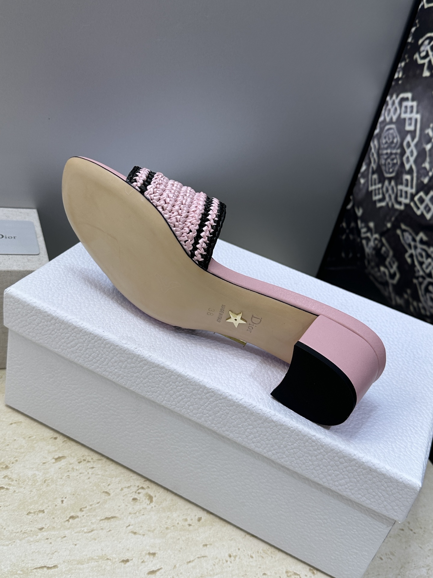 迪奥 Dior 2026 春夏新款 Woven 平底一字拖沙滩女鞋  CD字母logo立体刺绣粗跟圆头露