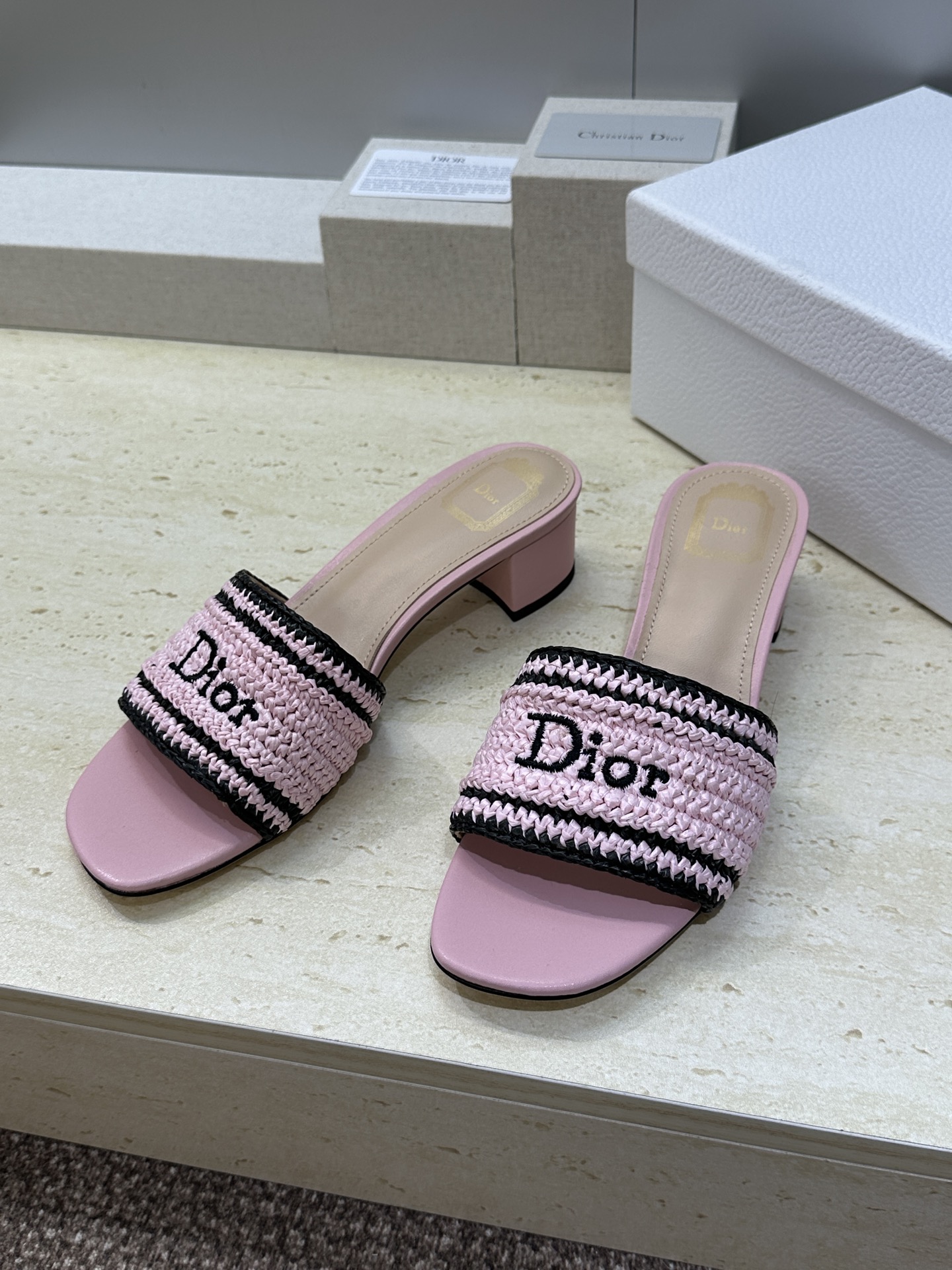 迪奥 Dior 2026 春夏新款 Woven 平底一字拖沙滩女鞋  CD字母logo立体刺绣粗跟圆头露