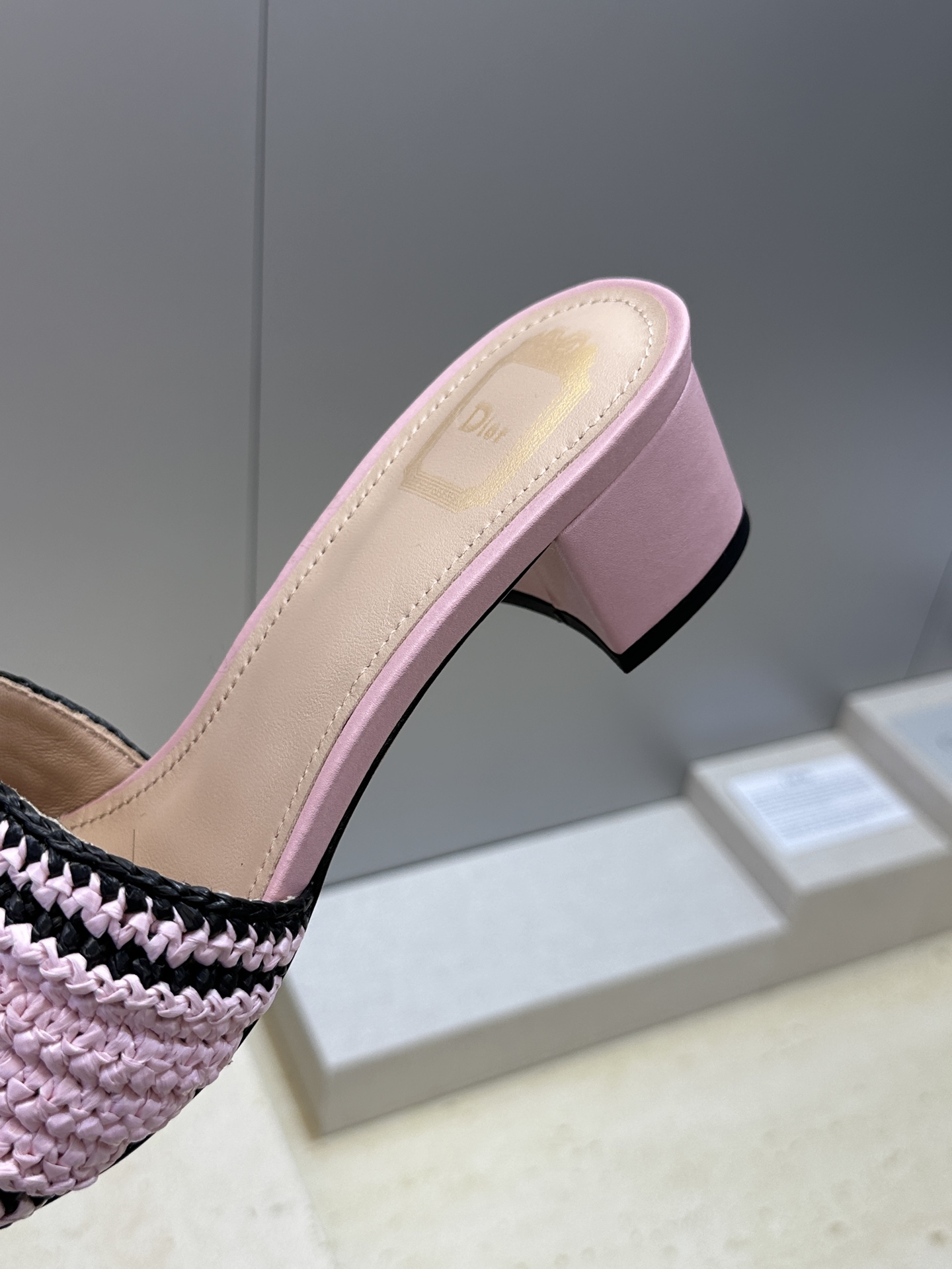 迪奥 Dior 2026 春夏新款 Woven 平底一字拖沙滩女鞋  CD字母logo立体刺绣粗跟圆头露