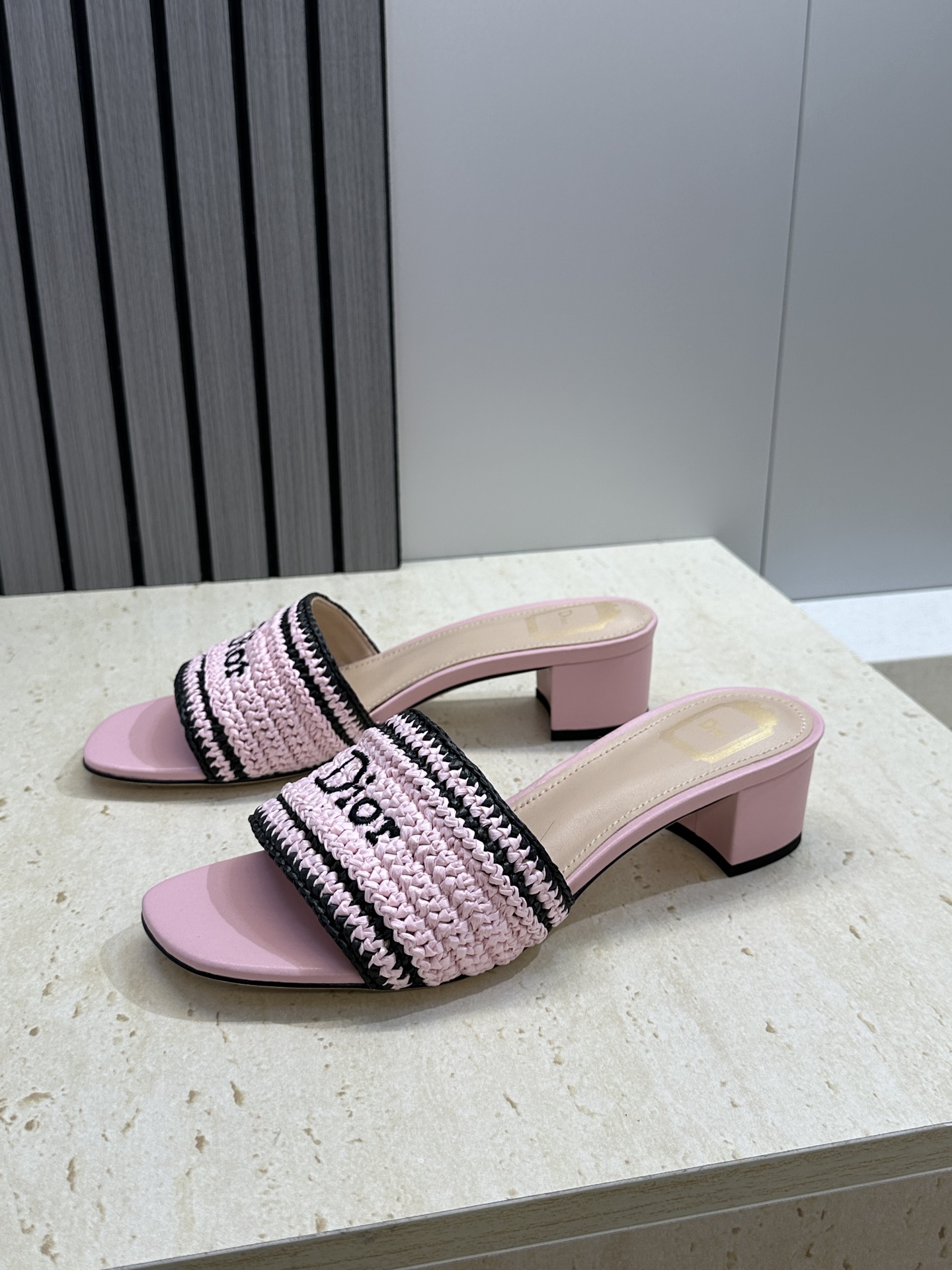 迪奥 Dior 2026 春夏新款 Woven 平底一字拖沙滩女鞋  CD字母logo立体刺绣粗跟圆头露