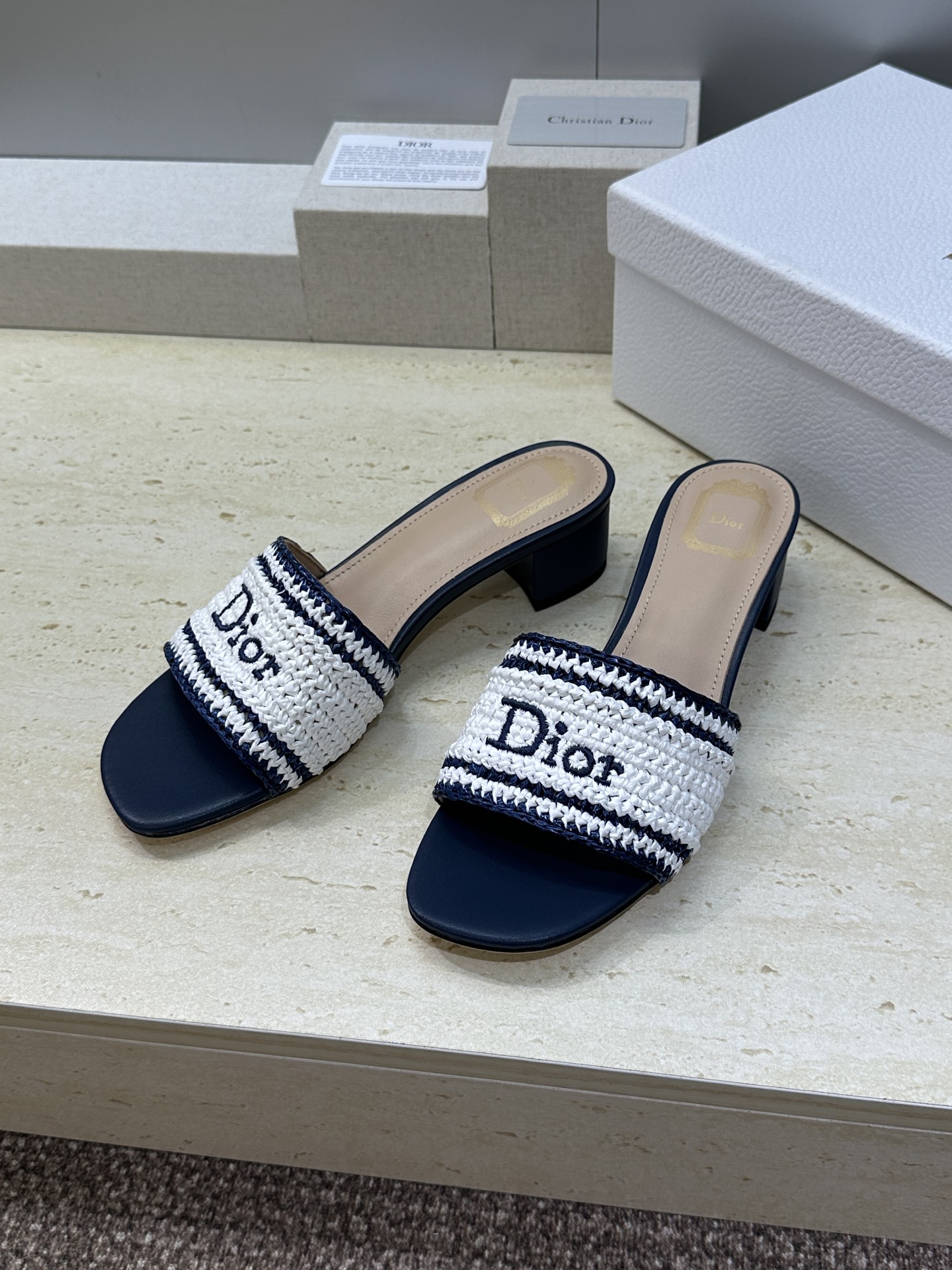 迪奥 Dior 2026 春夏新款 Woven 平底一字拖沙滩女鞋  CD字母logo立体刺绣粗跟圆头露