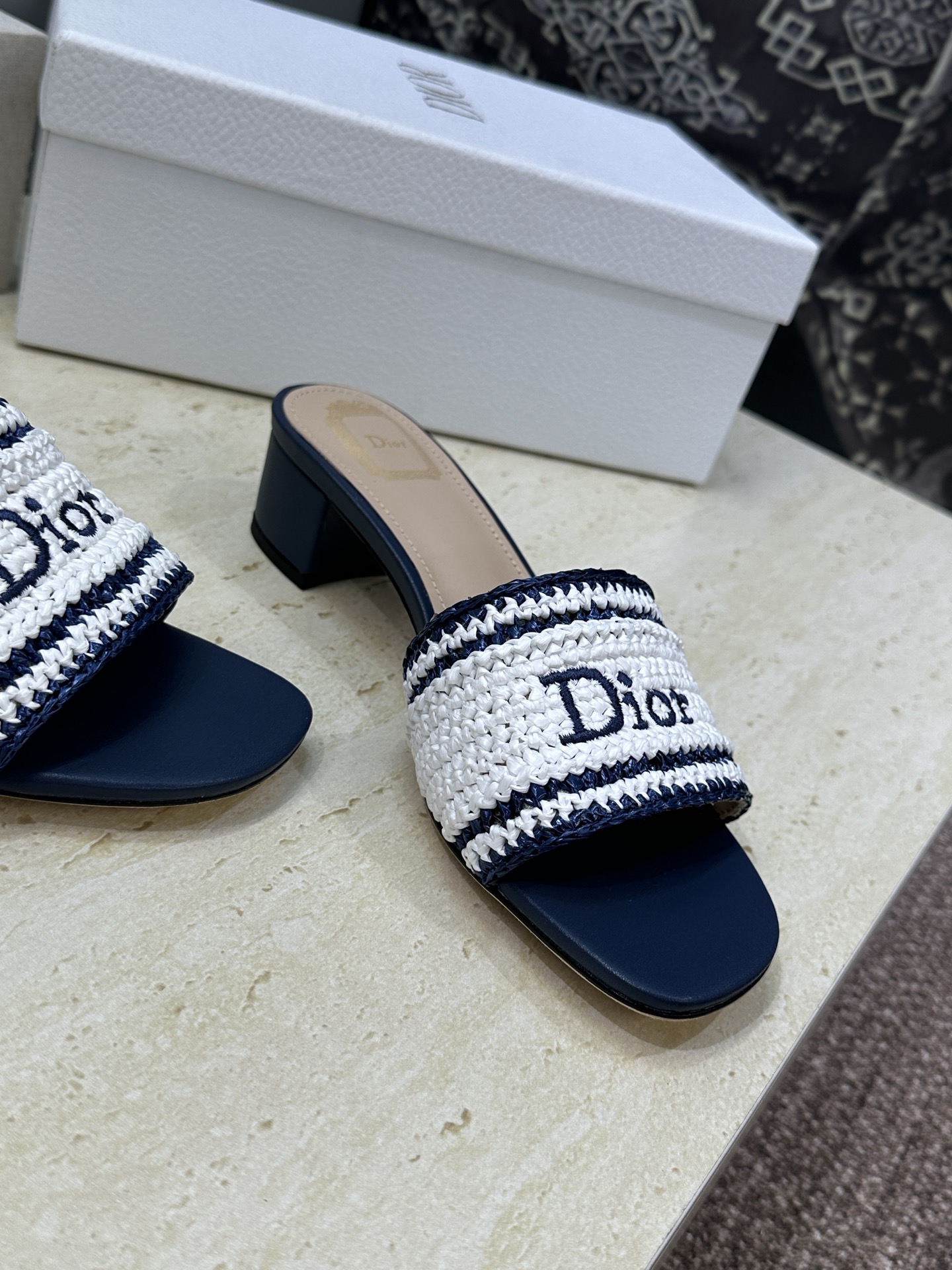 迪奥 Dior 2026 春夏新款 Woven 平底一字拖沙滩女鞋  CD字母logo立体刺绣粗跟圆头露