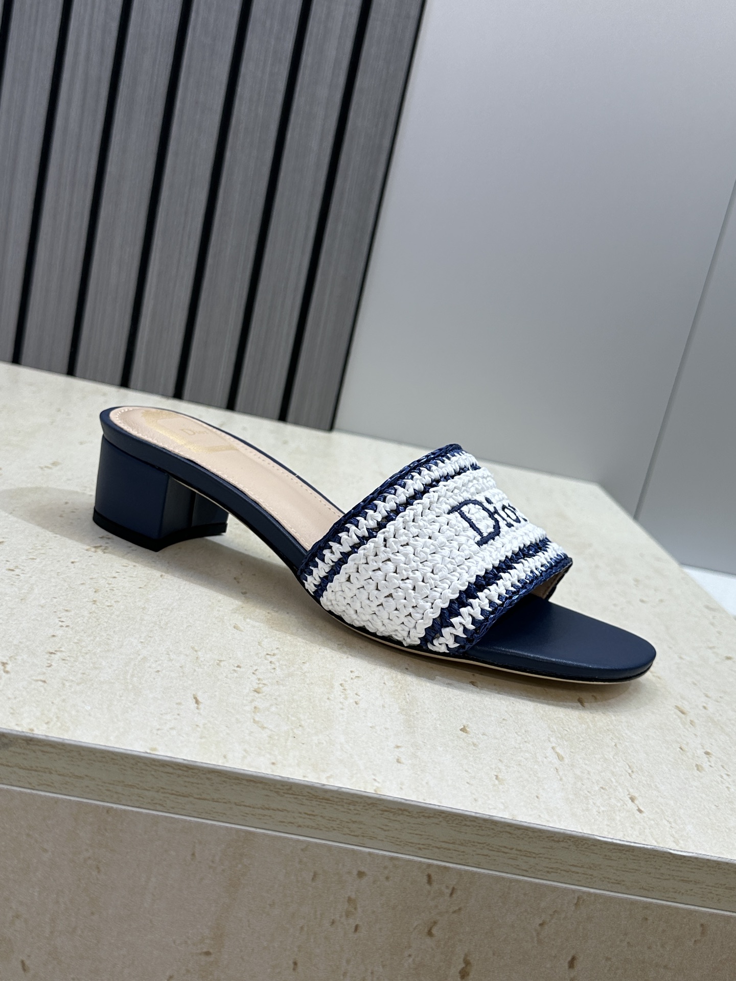 迪奥 Dior 2026 春夏新款 Woven 平底一字拖沙滩女鞋  CD字母logo立体刺绣粗跟圆头露