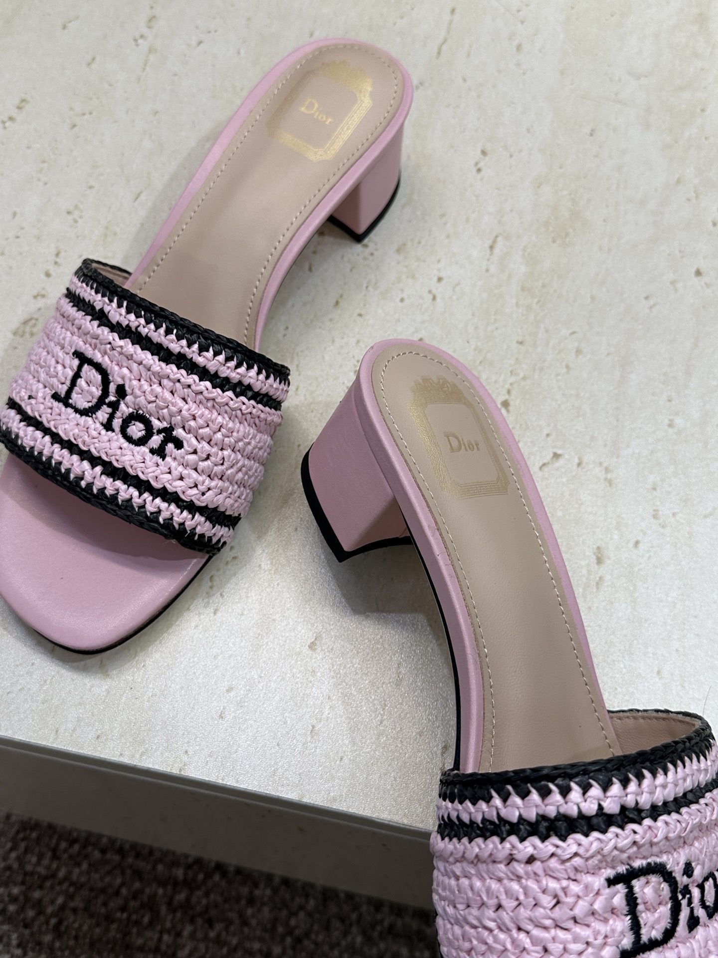 迪奥 Dior 2026 春夏新款 Woven 平底一字拖沙滩女鞋  CD字母logo立体刺绣粗跟圆头露