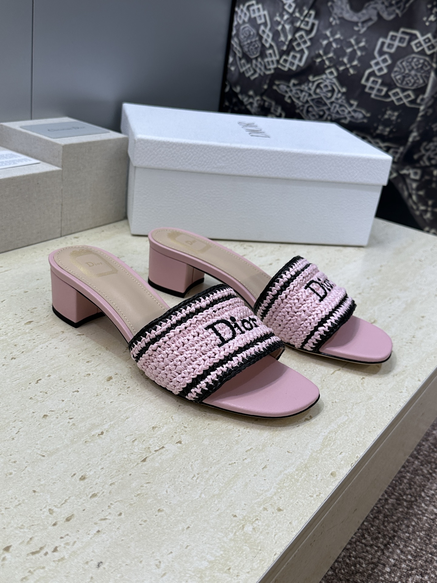 迪奥 Dior 2026 春夏新款 Woven 平底一字拖沙滩女鞋  CD字母logo立体刺绣粗跟圆头露
