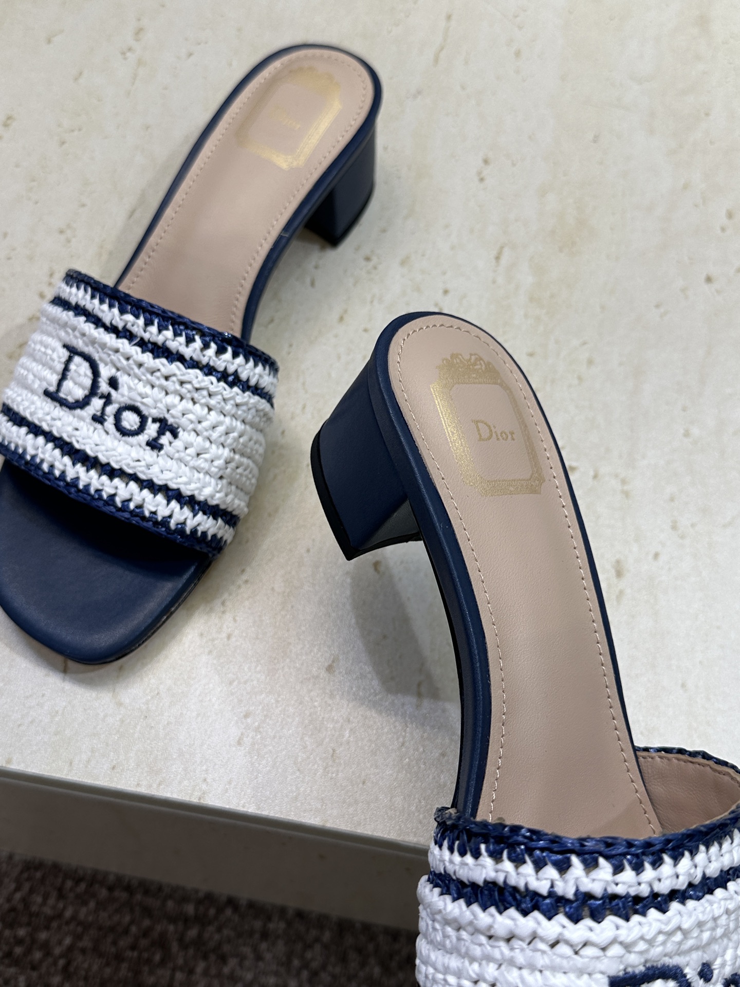 迪奥 Dior 2026 春夏新款 Woven 平底一字拖沙滩女鞋  CD字母logo立体刺绣粗跟圆头露