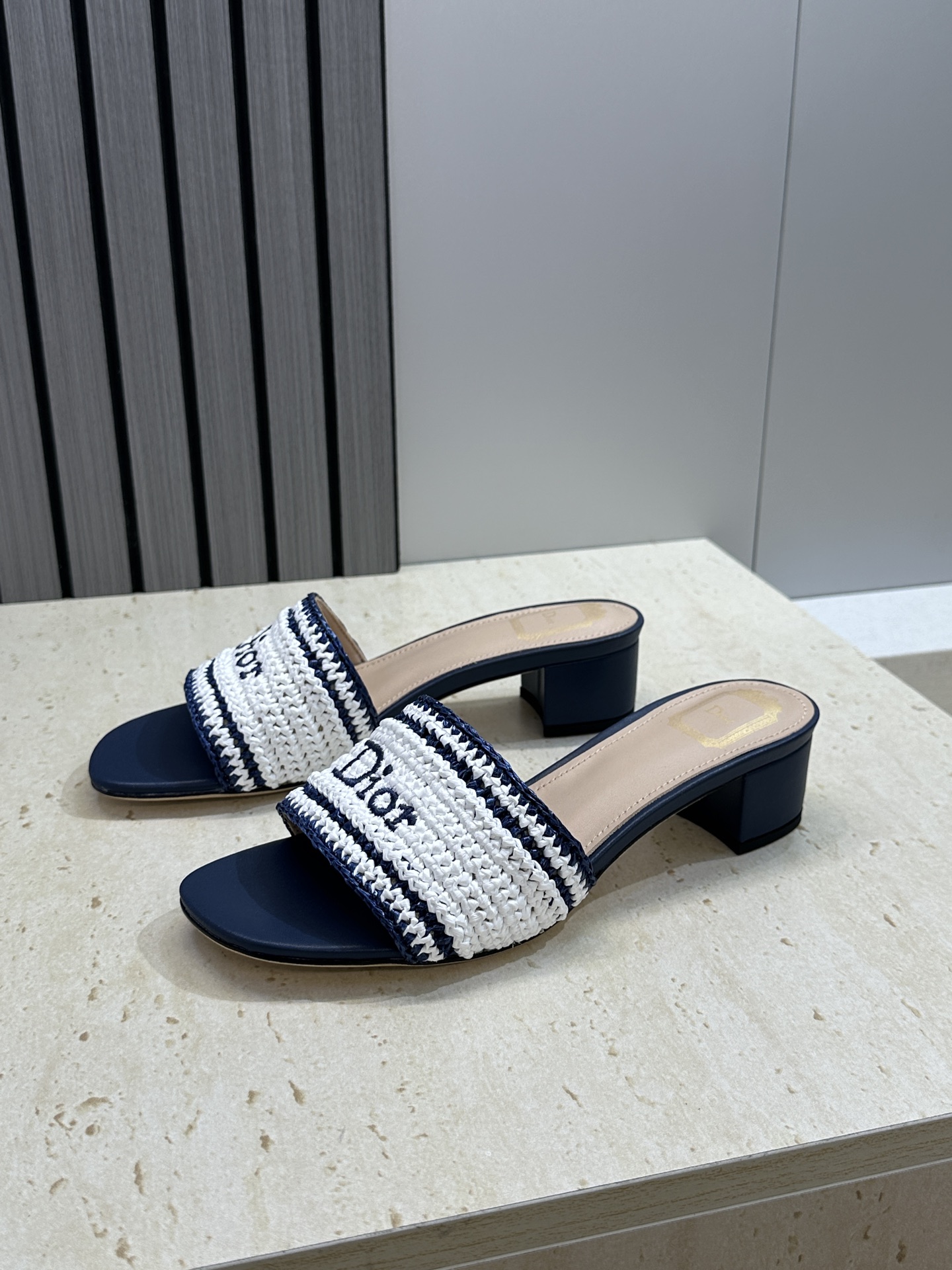 迪奥 Dior 2026 春夏新款 Woven 平底一字拖沙滩女鞋  CD字母logo立体刺绣粗跟圆头露