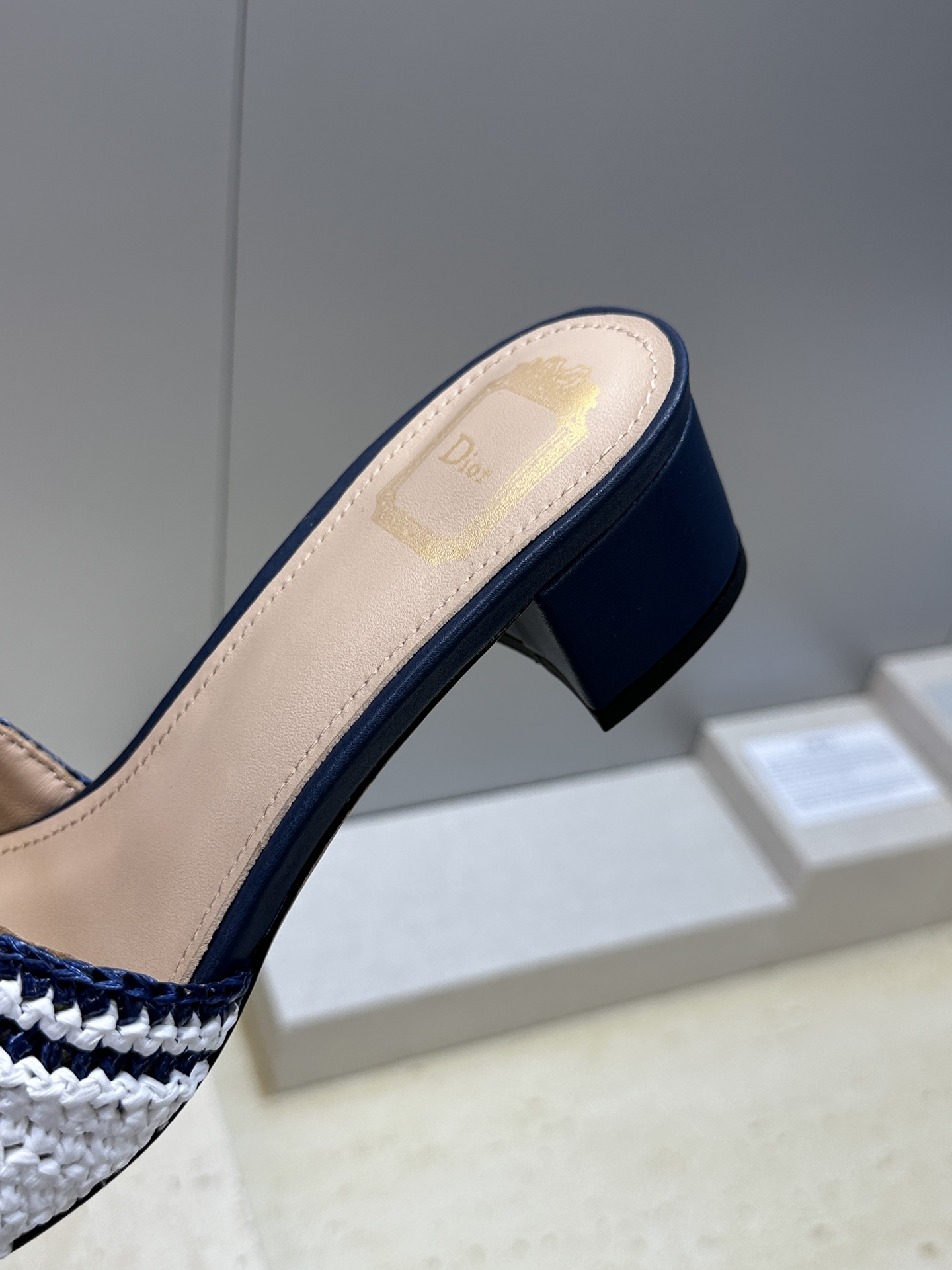 迪奥 Dior 2026 春夏新款 Woven 平底一字拖沙滩女鞋  CD字母logo立体刺绣粗跟圆头露