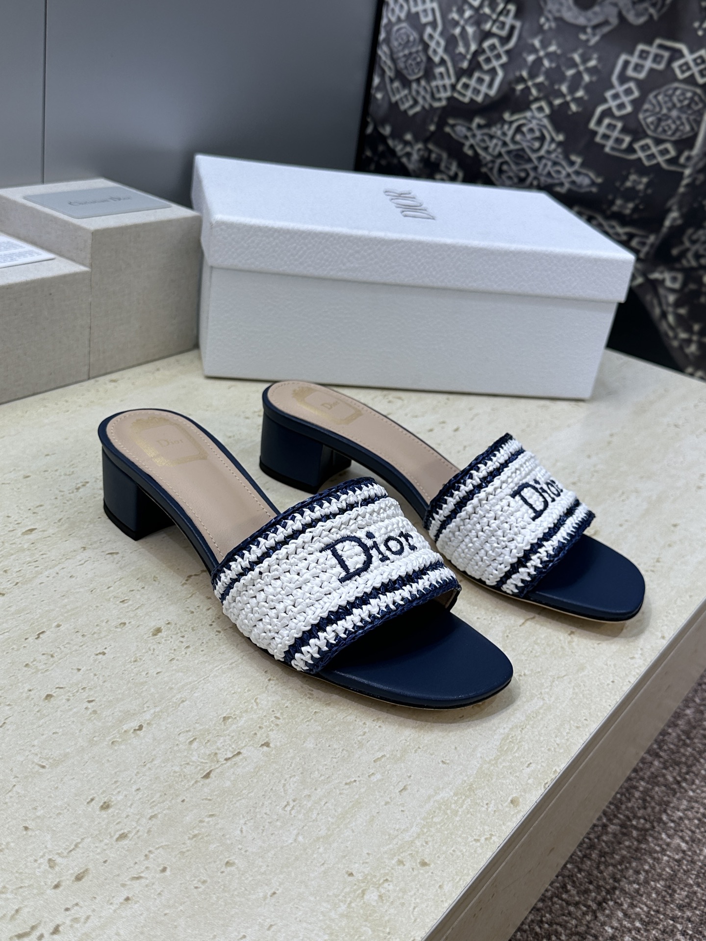 迪奥 Dior 2026 春夏新款 Woven 平底一字拖沙滩女鞋  CD字母logo立体刺绣粗跟圆头露