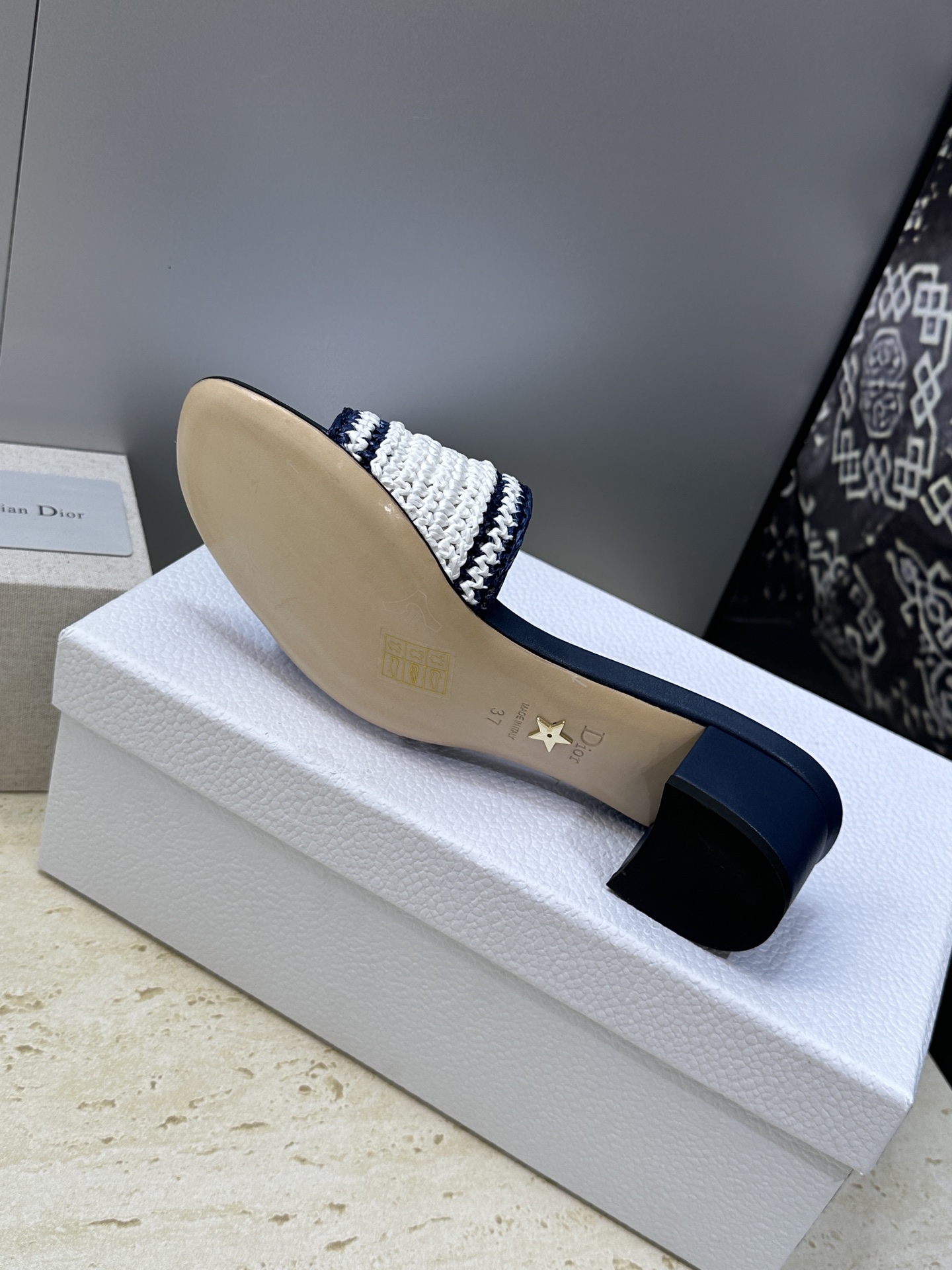 迪奥 Dior 2026 春夏新款 Woven 平底一字拖沙滩女鞋  CD字母logo立体刺绣粗跟圆头露