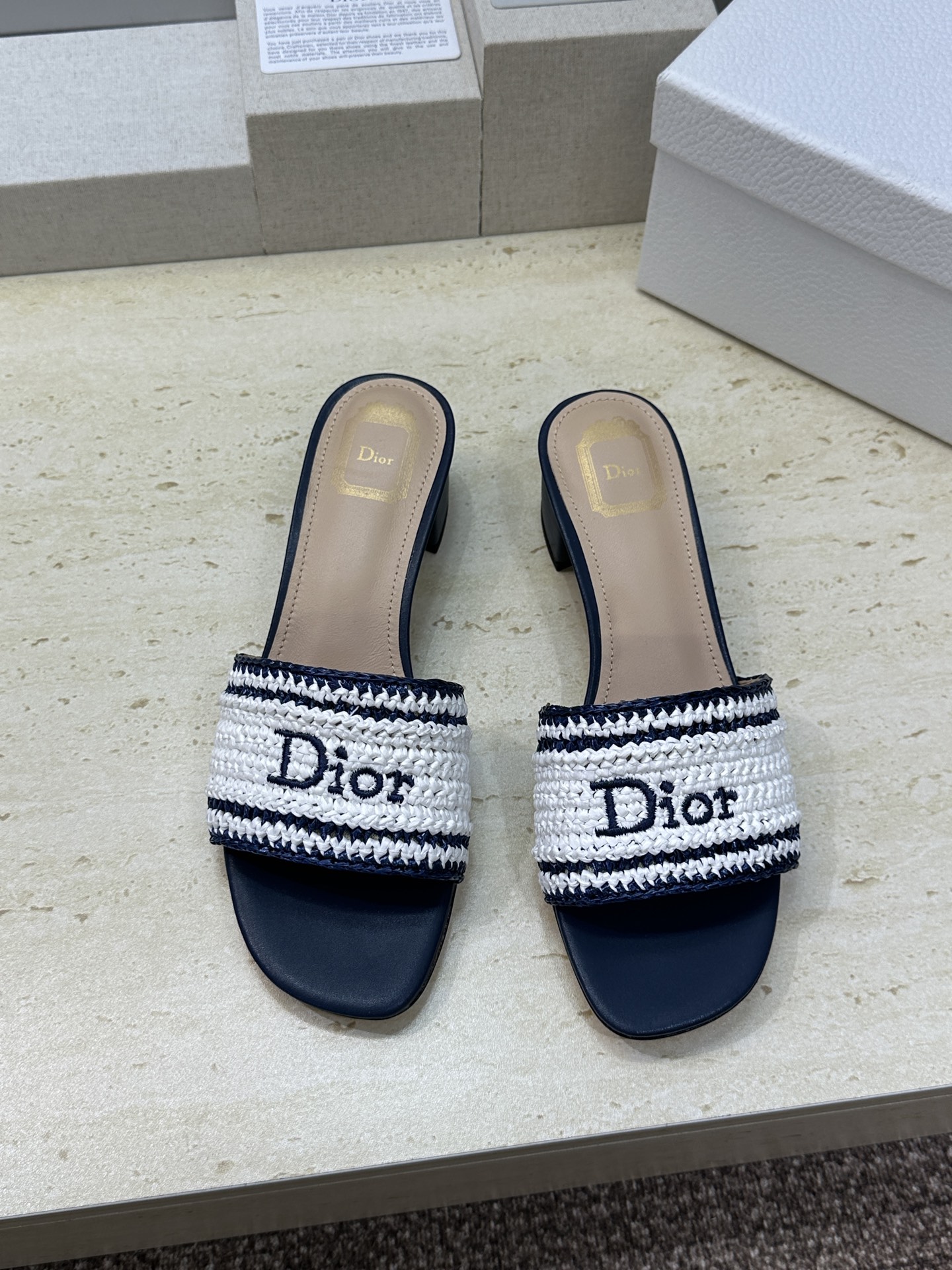 迪奥 Dior 2026 春夏新款 Woven 平底一字拖沙滩女鞋  CD字母logo立体刺绣粗跟圆头露
