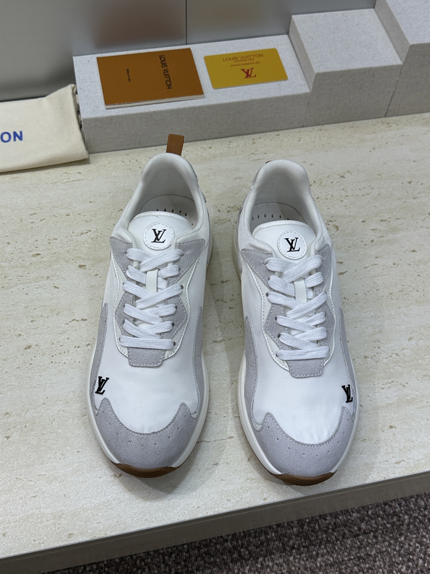Louis Vuitto*2026春夏走秀新款系带休闲运动男跑鞋 LV 字母logo厚底圆头拼色老爹鞋材