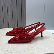 Prada 2026春夏走秀新款高跟尖头后空女鞋 普拉达字母logo扣果冻色低跟蝴蝶结拼色凉鞋 材质:鞋 Prada 2026春夏走秀新款高跟尖头后空女鞋 普拉达字母logo扣果冻色低跟蝴蝶结拼色凉鞋 材质:鞋
