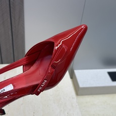 Prada 2026春夏走秀新款高跟尖头后空女鞋 普拉达字母logo扣果冻色低跟蝴蝶结拼色凉鞋 材质:鞋 Prada 2026春夏走秀新款高跟尖头后空女鞋 普拉达字母logo扣果冻色低跟蝴蝶结拼色凉鞋 材质:鞋