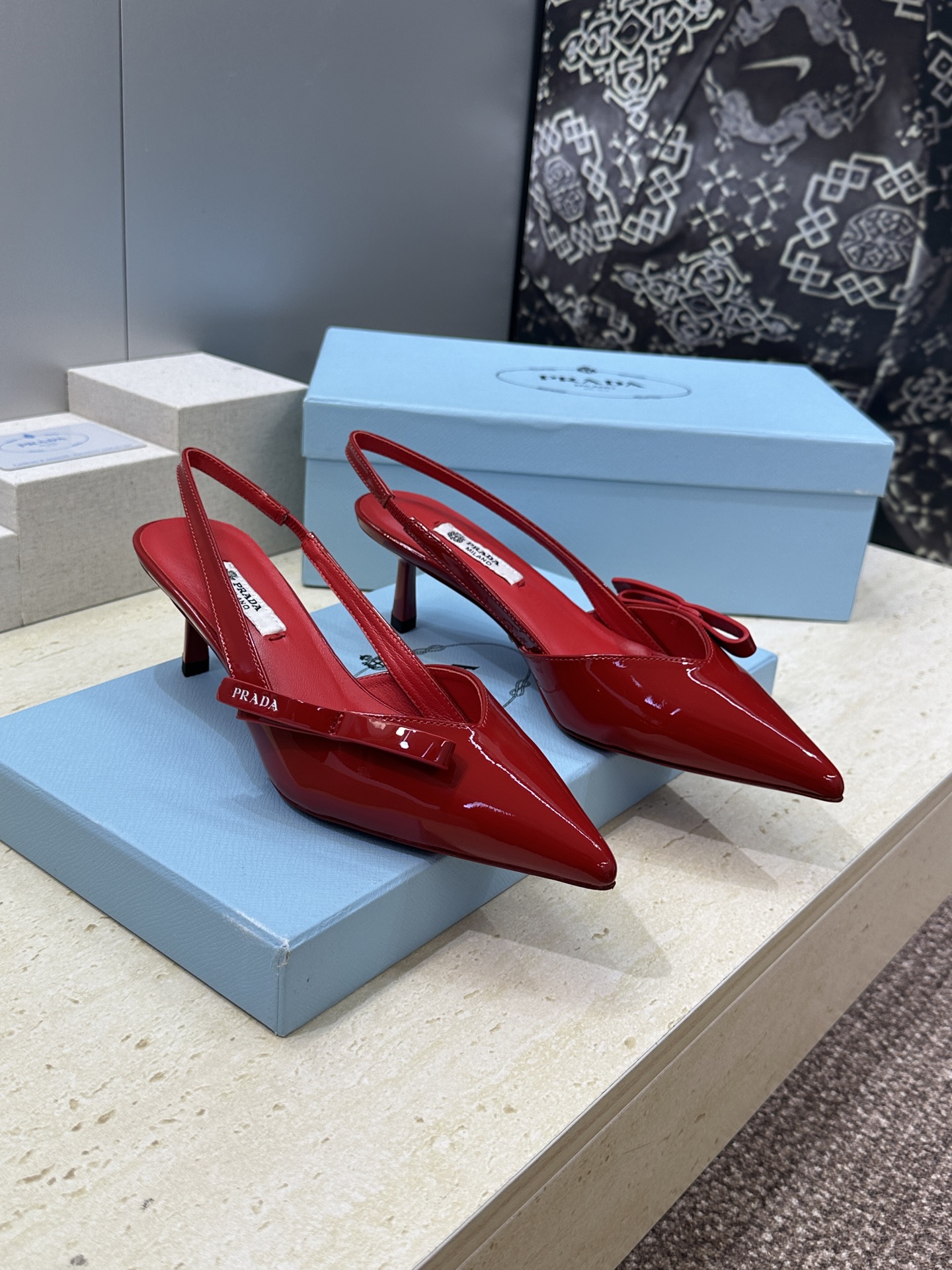 Prada 2026春夏走秀新款高跟尖头后空女鞋 普拉达字母logo扣果冻色低跟蝴蝶结拼色凉鞋 材质:鞋