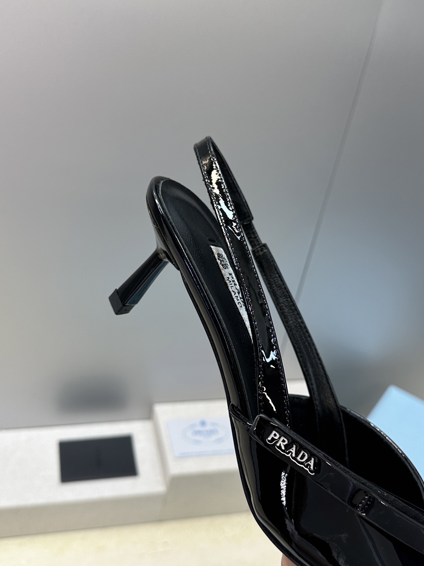 Prada 2026春夏走秀新款高跟尖头后空女鞋 普拉达字母logo扣果冻色低跟蝴蝶结拼色凉鞋 材质:鞋