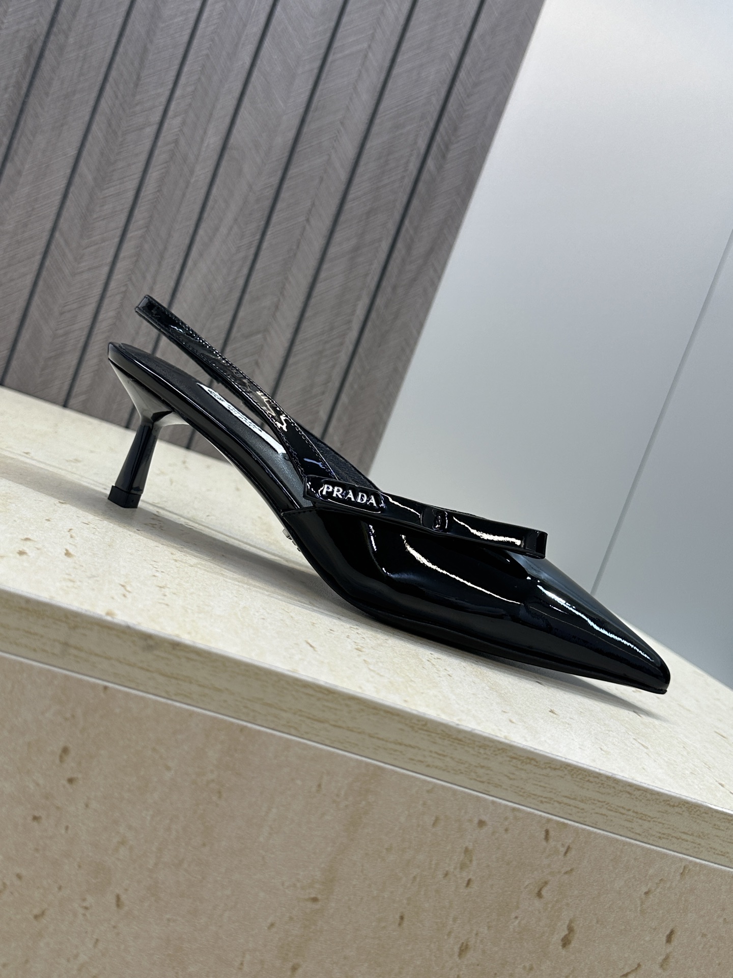 Prada 2026春夏走秀新款高跟尖头后空女鞋 普拉达字母logo扣果冻色低跟蝴蝶结拼色凉鞋 材质:鞋