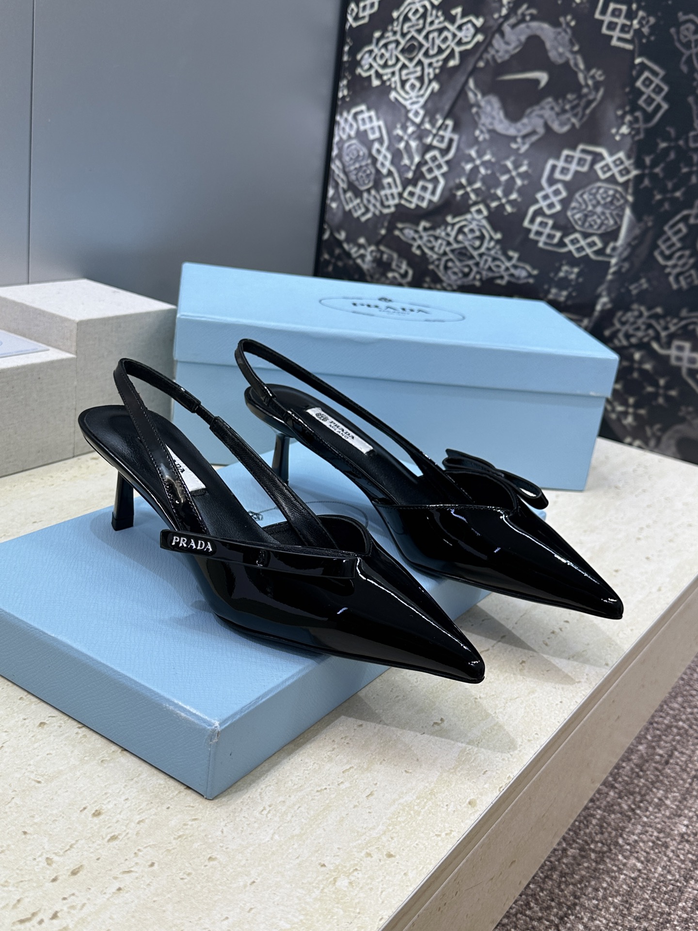 Prada 2026春夏走秀新款高跟尖头后空女鞋 普拉达字母logo扣果冻色低跟蝴蝶结拼色凉鞋 材质:鞋