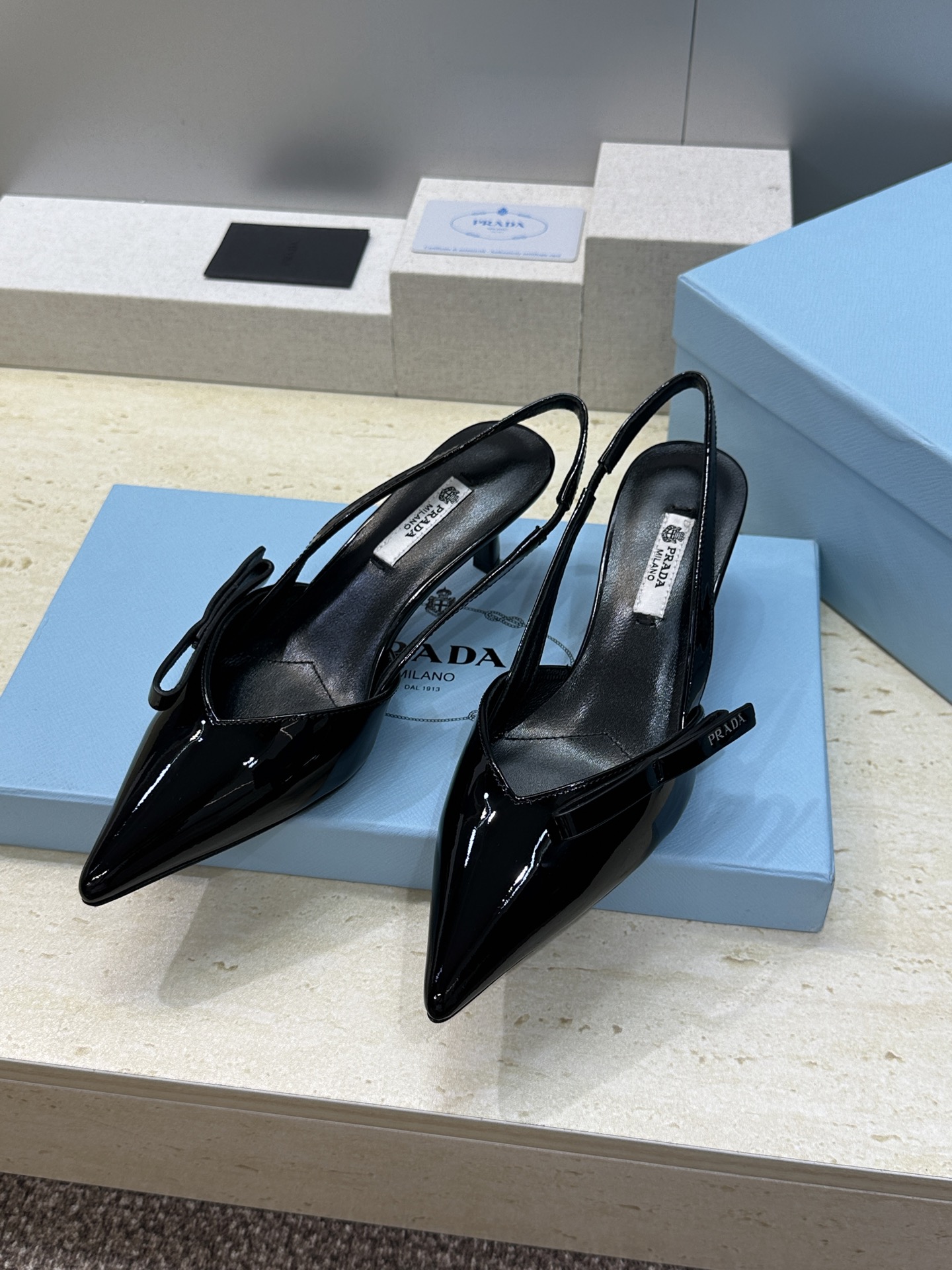 Prada 2026春夏走秀新款高跟尖头后空女鞋 普拉达字母logo扣果冻色低跟蝴蝶结拼色凉鞋 材质:鞋