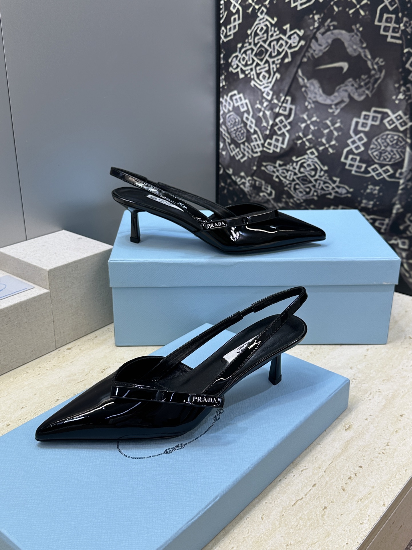 Prada 2026春夏走秀新款高跟尖头后空女鞋 普拉达字母logo扣果冻色低跟蝴蝶结拼色凉鞋 材质:鞋