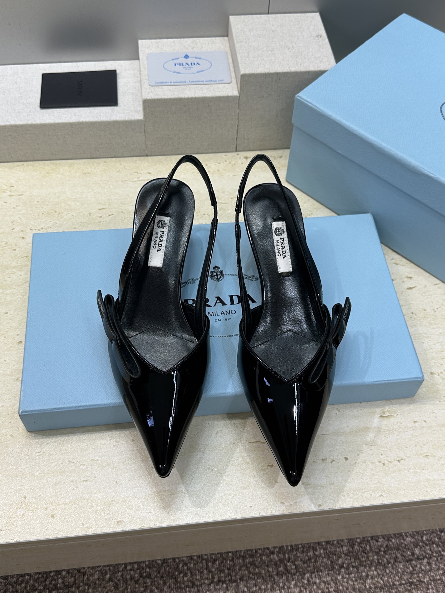 Prada 2026春夏走秀新款高跟尖头后空女鞋 普拉达字母logo扣果冻色低跟蝴蝶结拼色凉鞋 材质:鞋