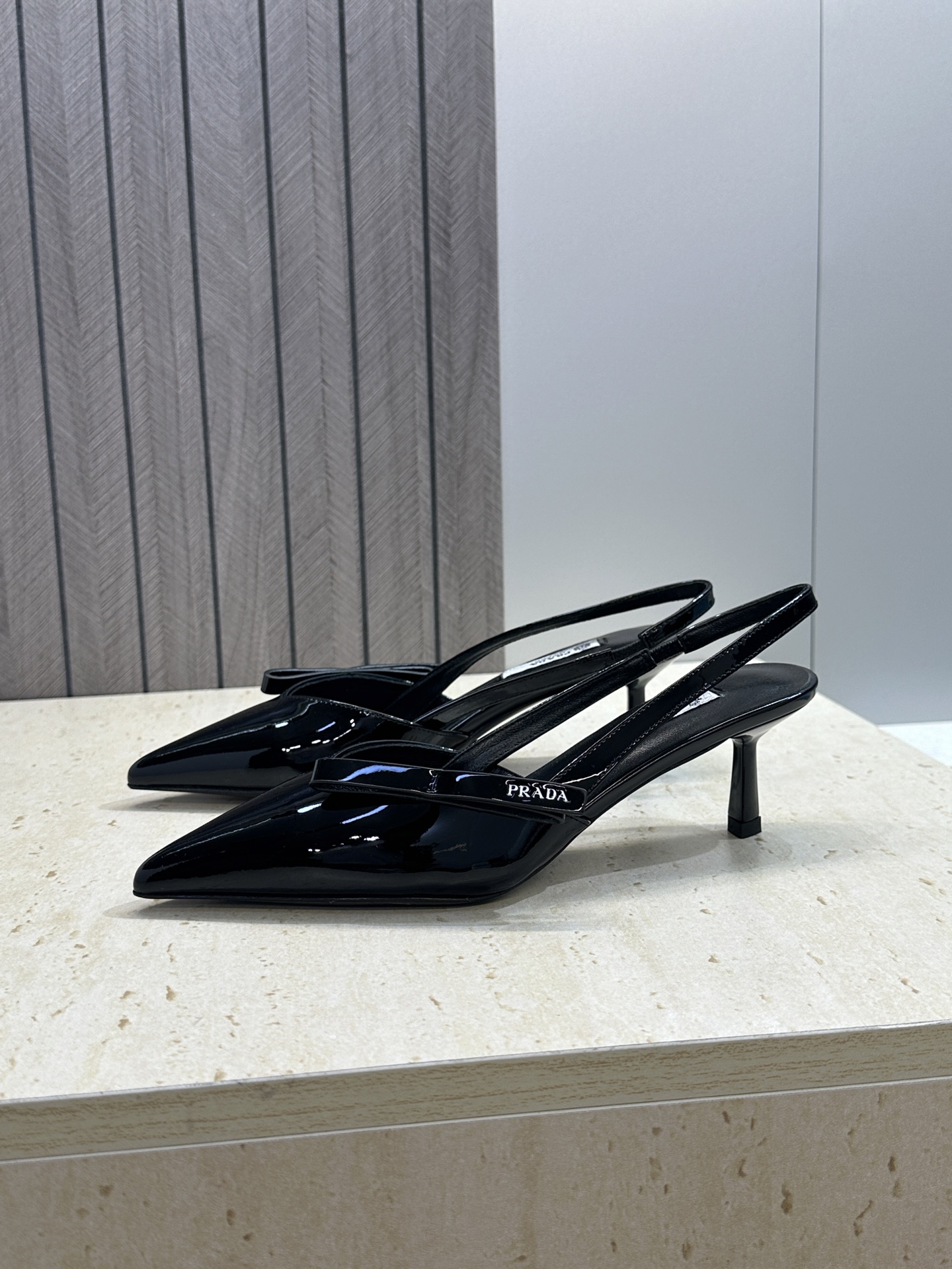 Prada 2026春夏走秀新款高跟尖头后空女鞋 普拉达字母logo扣果冻色低跟蝴蝶结拼色凉鞋 材质:鞋