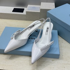 Prada 2026春夏走秀新款高跟尖头后空女鞋 普拉达字母logo扣果冻色低跟蝴蝶结拼色凉鞋 材质:鞋 Prada 2026春夏走秀新款高跟尖头后空女鞋 普拉达字母logo扣果冻色低跟蝴蝶结拼色凉鞋 材质:鞋