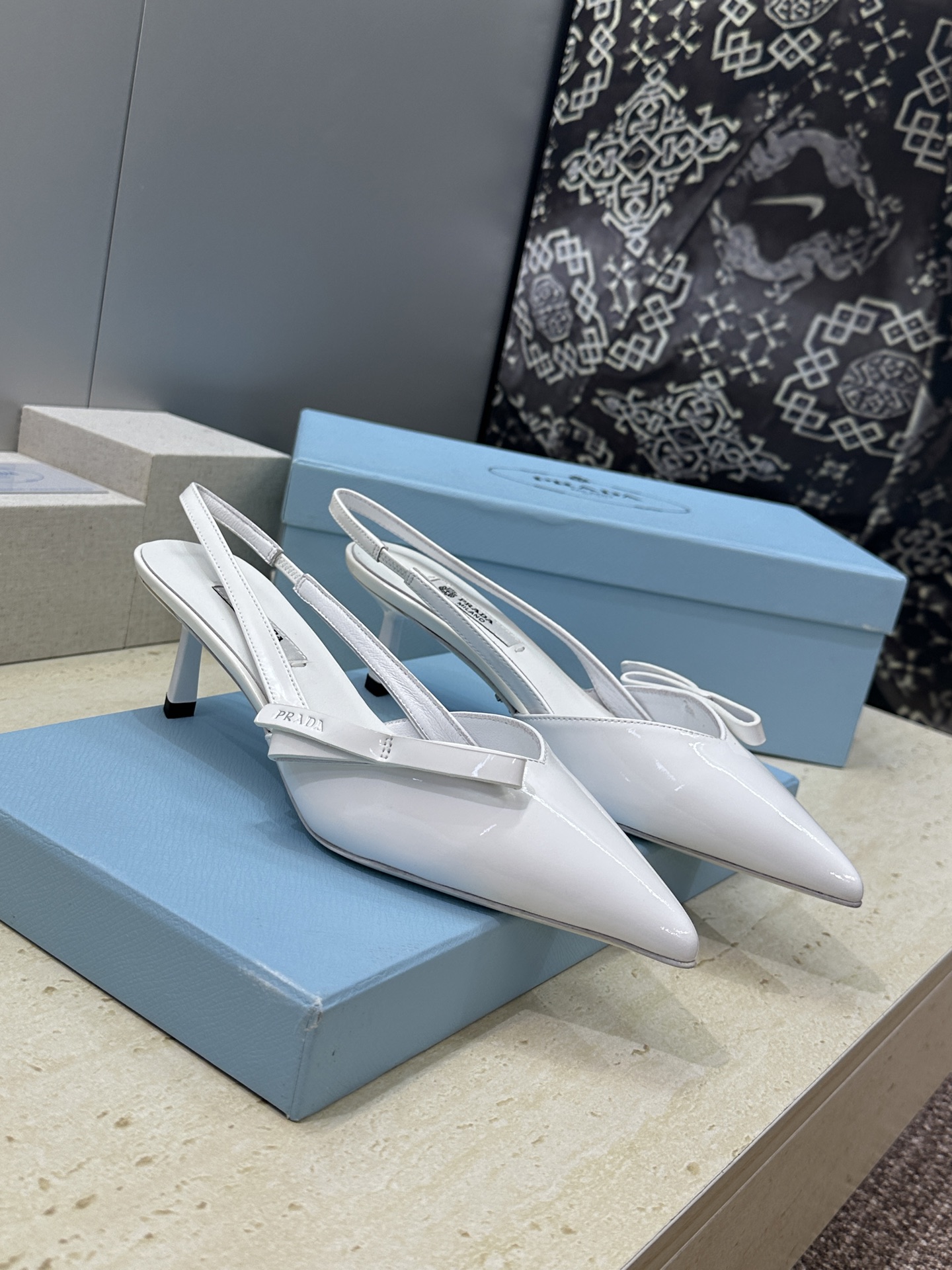 Prada 2026春夏走秀新款高跟尖头后空女鞋 普拉达字母logo扣果冻色低跟蝴蝶结拼色凉鞋 材质:鞋