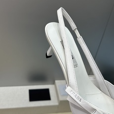 Prada 2026春夏走秀新款高跟尖头后空女鞋 普拉达字母logo扣果冻色低跟蝴蝶结拼色凉鞋 材质:鞋 Prada 2026春夏走秀新款高跟尖头后空女鞋 普拉达字母logo扣果冻色低跟蝴蝶结拼色凉鞋 材质:鞋