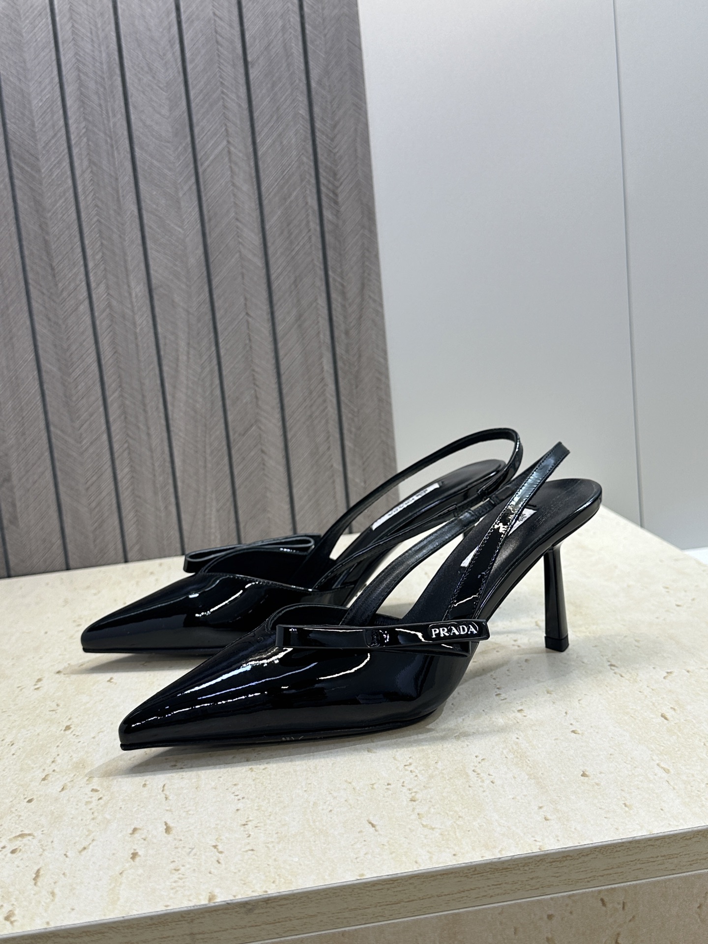 Prada 2026春夏走秀新款高跟尖头后空女鞋 普拉达字母logo扣果冻色低跟蝴蝶结拼色凉鞋 材质:鞋